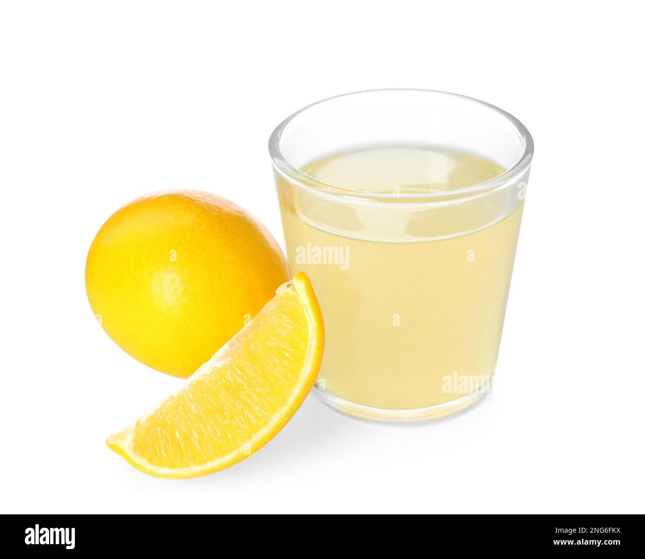 Succo appena spremuto e limoni su sfondo bianco Foto Stock