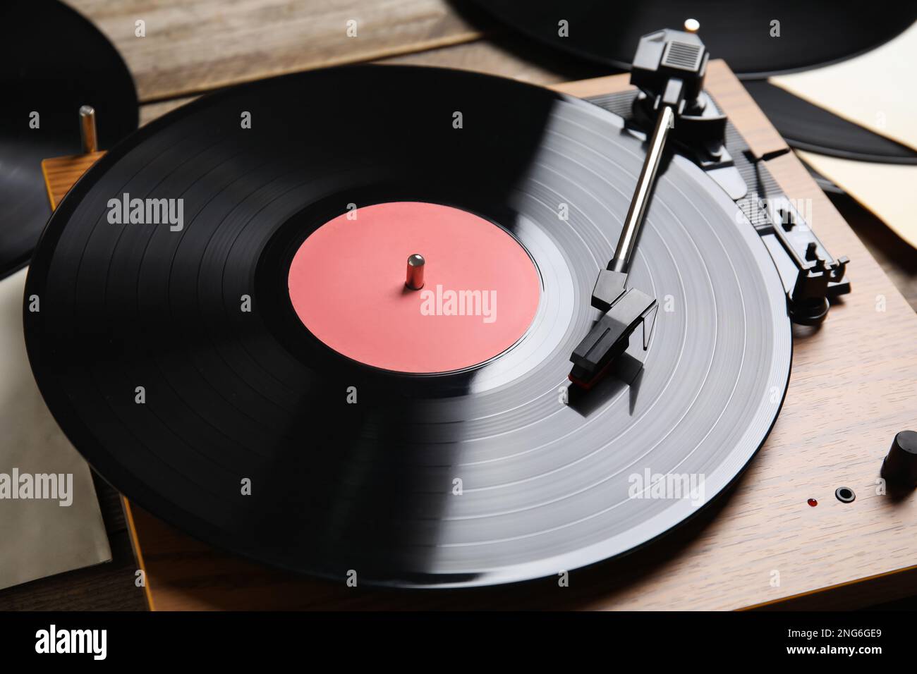 Lettore moderno e dischi in vinile, vista in primo piano Foto Stock