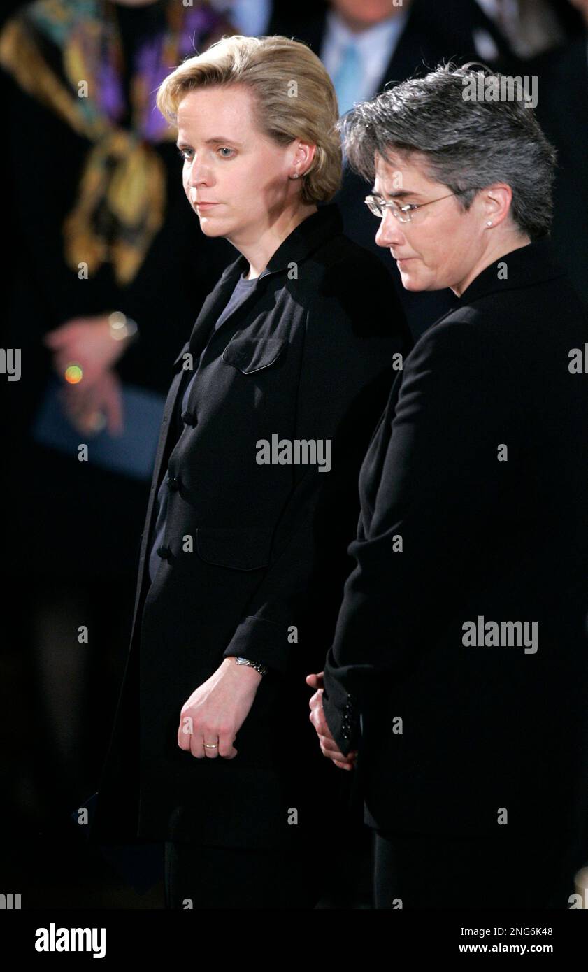 Mary Cheney, left, daughter of Vice President Dick Cheney, and her partner Heather Poe, right, attend the funeral of former President Gerald Ford in the Capitol Rotunda in Washington Saturday, Dec. 30, 2006. (AP Photo/Charles Dharapak) Foto Stock