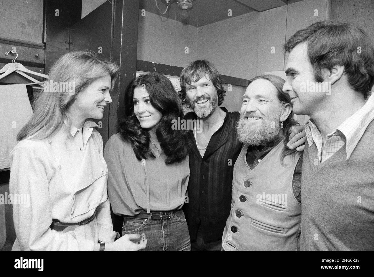From left to right: actress Candice Bergen, singer Rita Coolidge, singer/songwriter Kris Kristofferson, country singer Willie Nelson, and actor Burt Reynolds are seen backstage at New York's Bottom Line after Coolidge and Kristofferson's opening night, Jan. 4, 1979. (AP Photo/Richard Drew) Foto Stock