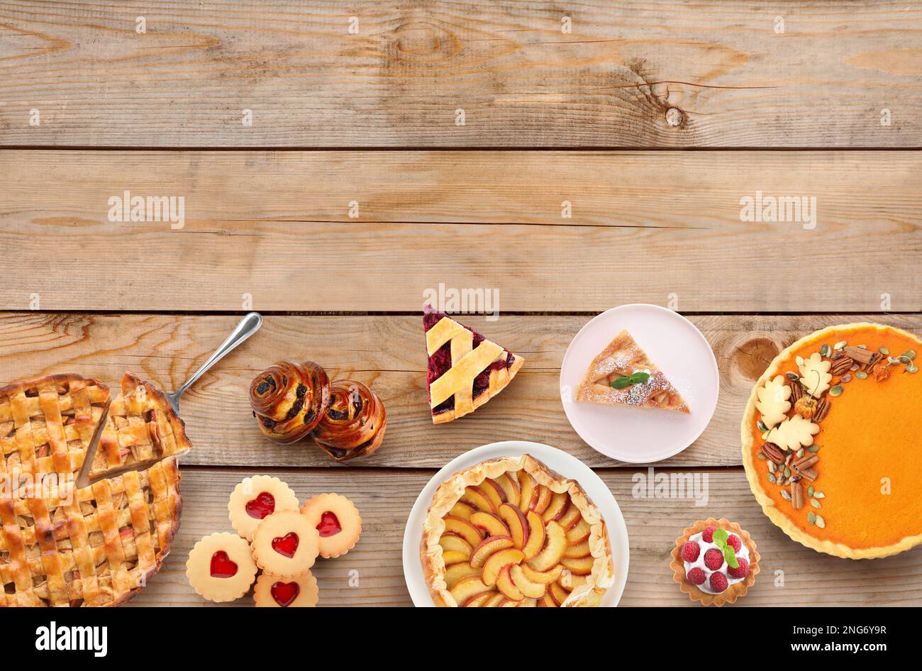 Molte torte diverse deliziose su tavolo di legno, piatto. Spazio per il testo Foto Stock