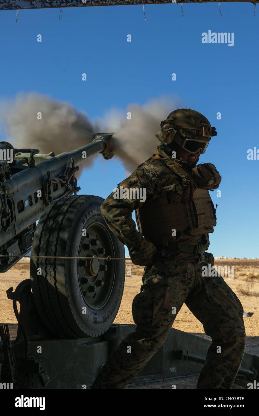 STATI UNITI Corpo marino CPL Nathanial Brunett, un cannoniere, con 3D Littoral Combat Team, 3D Marine Littoral Regiment, 3D Marine Division, spara un M777 howitzer trainato da 155 mm durante Marine Littoral Regiment Training Exercise (MLR-TE) al corpo marino Air Ground Combat Center Twentynine Palms, California, 8 febbraio 2023. MLR-TE è un esercizio a livello di servizio su larga scala progettato per addestrare, sviluppare e sperimentare con la mlr 3D come parte di una Marine Air-Ground Task Force, guidata da 3D Marine Division, che opera come una Stand-in Force in un ambiente marittimo conteso e distribuito. (STATI UNITI Corpo marino pho Foto Stock