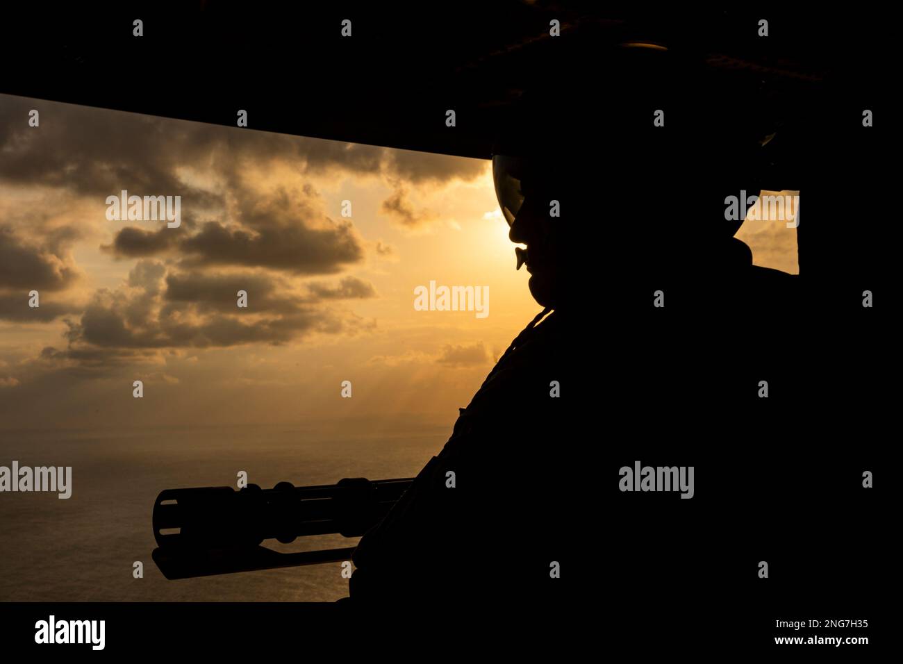 STATI UNITI Robert Guerrero, un capo dell'equipaggio con Marine Light Attack Helicopter Squadron (HMLA) 267, scandisce l'orizzonte durante un evento di addestramento dal vivo a sostegno di Jungle Warfare Exercise (JWX) 23,1 al largo della costa di Okinawa, Giappone, 17 febbraio 2023. JWX 23,1 è un'esercitazione di formazione sul campo su larga scala incentrata sull'utilizzo delle capacità integrate di partner congiunti e alleati per rafforzare la consapevolezza, le manovre e gli incendi in tutti i settori in un ambiente marittimo distribuito. (STATI UNITI Corpo marino foto di Lance CPL. Justin J. Marty) Foto Stock