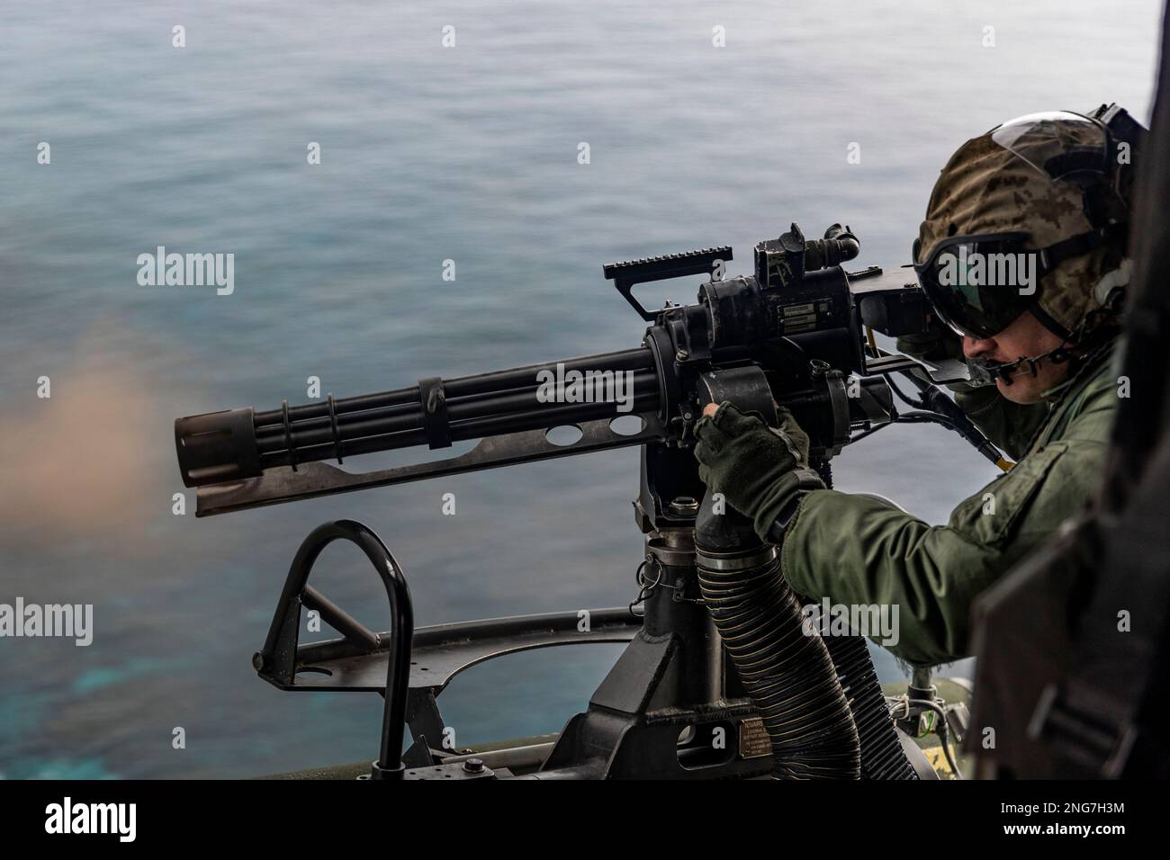 STATI UNITI Robert Guerrero, un capo dell'equipaggio con Marine Light Attack Helicopter Squadron (HMLA) 267, spara una mitragliatrice del calibro di GAU-17 7,62 al di fuori di un elicottero UH-1Y Venom durante un evento di addestramento dal vivo a sostegno di Jungle Warfare Exercise (JWX) 23,1 al largo della costa di Okinawa, Giappone, 17 febbraio 2023. JWX 23,1 è un'esercitazione di formazione sul campo su larga scala incentrata sull'utilizzo delle capacità integrate di partner congiunti e alleati per rafforzare la consapevolezza, le manovre e gli incendi in tutti i settori in un ambiente marittimo distribuito. (STATI UNITI Corpo marino foto di Lance CPL. Jus Foto Stock
