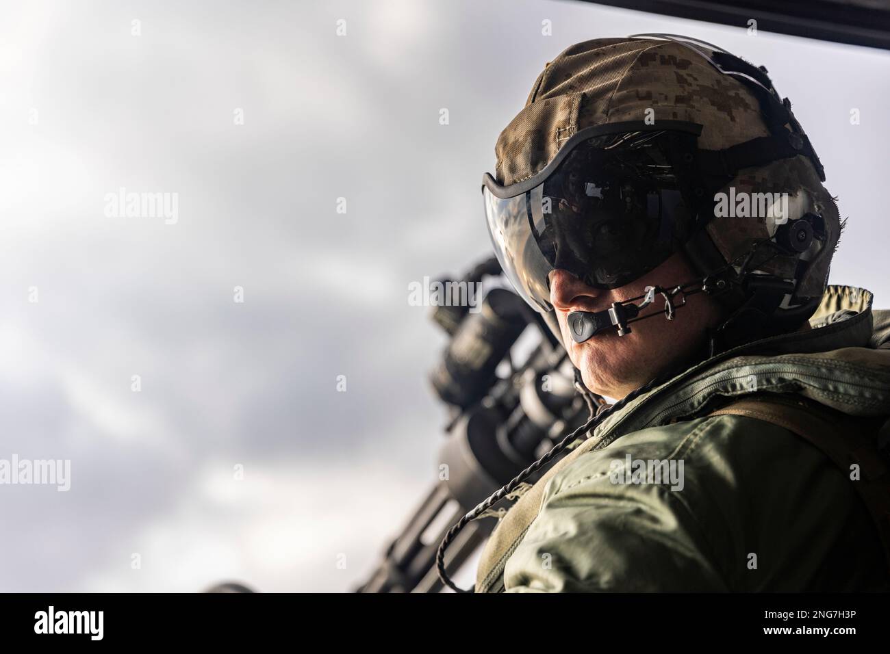 STATI UNITI Robert Guerrero, un capo dell'equipaggio con Marine Light Attack Helicopter Squadron (HMLA) 267, scandisce l'orizzonte durante un evento di addestramento dal vivo a sostegno di Jungle Warfare Exercise (JWX) 23,1 al largo della costa di Okinawa, Giappone, 17 febbraio 2023. JWX 23,1 è un'esercitazione di formazione sul campo su larga scala incentrata sull'utilizzo delle capacità integrate di partner congiunti e alleati per rafforzare la consapevolezza, le manovre e gli incendi in tutti i settori in un ambiente marittimo distribuito. (STATI UNITI Corpo marino foto di Lance CPL. Justin J. Marty) Foto Stock