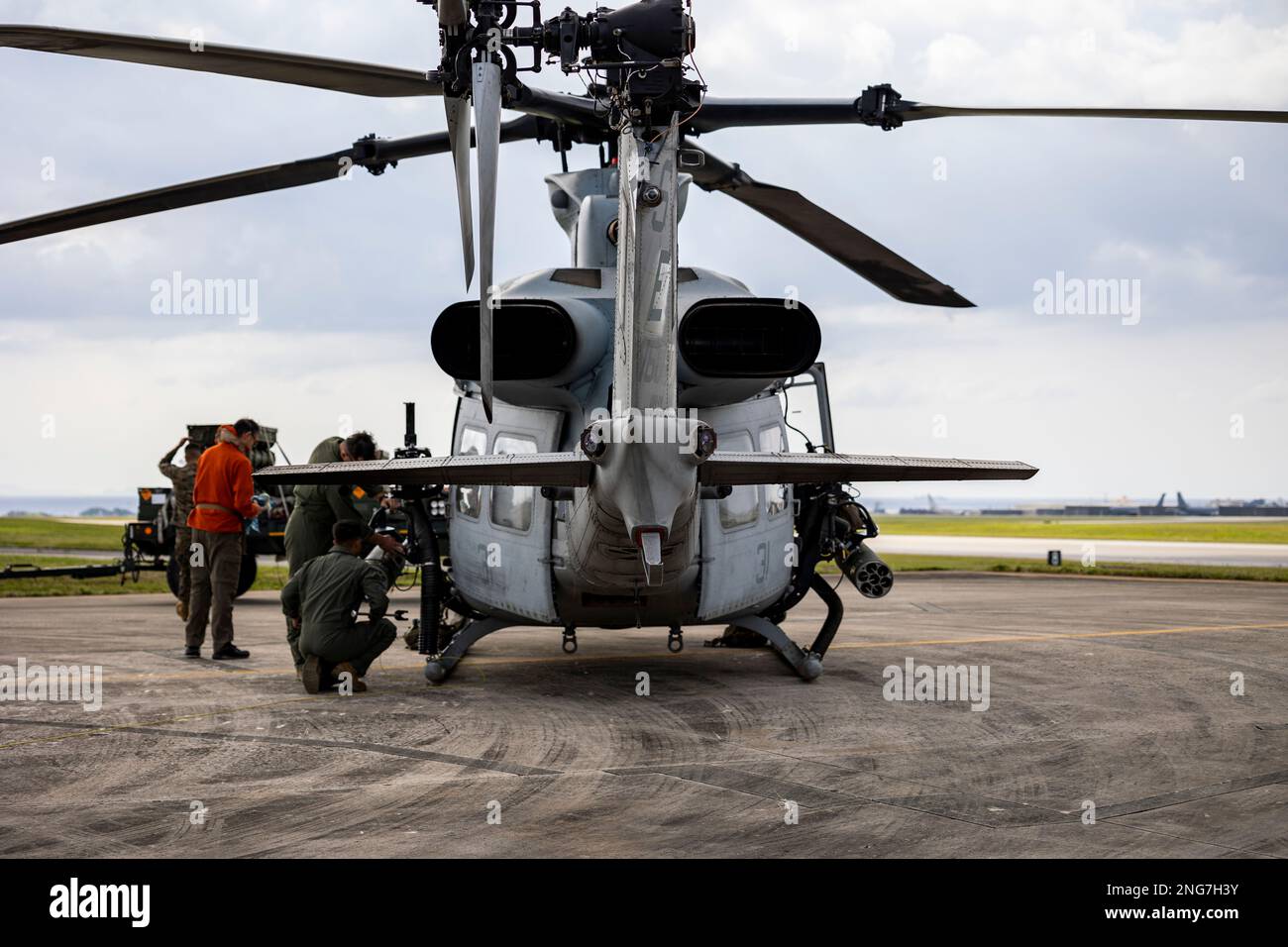 NEGLI STATI UNITI Marine Corps UH-1Y l'elicottero Venom assegnato a Marine Light Attack Helicopter Squadron (HMLA) 267 è caricato con un ordnance prima del decollo per preparare un evento di addestramento dal vivo a sostegno di Jungle Warfare Exercise (JWX) 23,1 presso la base aerea di Kadena, Okinawa, Giappone, 17 febbraio 2023. JWX 23,1 è un'esercitazione di formazione sul campo su larga scala incentrata sull'utilizzo delle capacità integrate di partner congiunti e alleati per rafforzare la consapevolezza, le manovre e gli incendi in tutti i settori in un ambiente marittimo distribuito. (STATI UNITI Corpo marino foto di Lance CPL. Justin J. Marty) Foto Stock