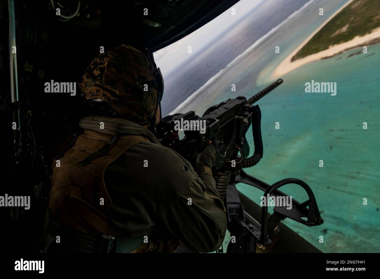 STATI UNITI Bernard McPherson, un capo dell'equipaggio con Marine Light Attack Helicopter Squadron (HMLA) 267, scandisce l'orizzonte durante un evento di addestramento dal vivo a sostegno di Jungle Warfare Exercise (JWX) 23,1 al largo della costa di Okinawa, Giappone, 17 febbraio 2023. JWX 23,1 è un'esercitazione di formazione sul campo su larga scala incentrata sull'utilizzo delle capacità integrate di partner congiunti e alleati per rafforzare la consapevolezza, le manovre e gli incendi in tutti i settori in un ambiente marittimo distribuito. (STATI UNITI Corpo marino foto di Lance CPL. Justin J. Marty) Foto Stock