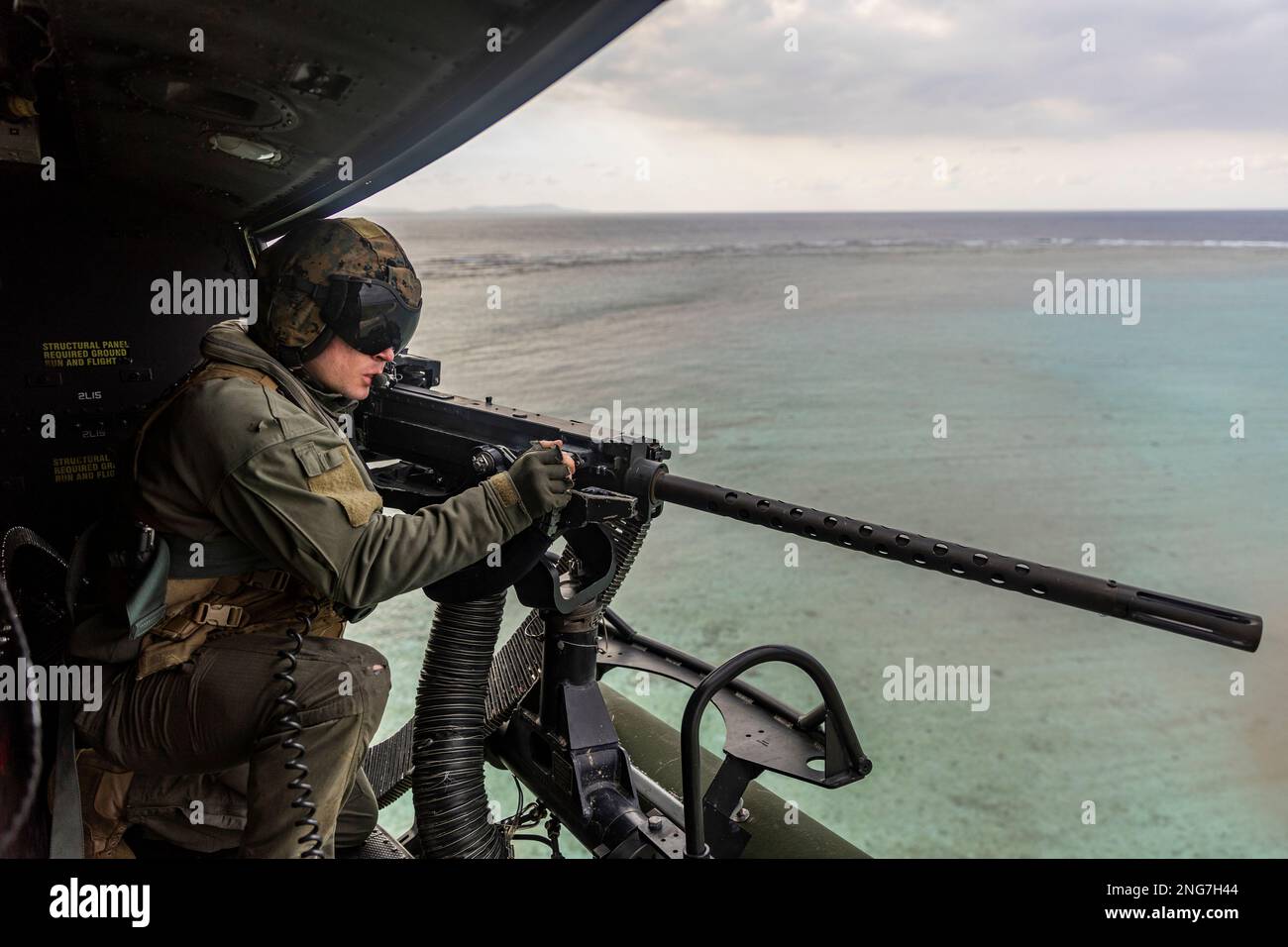 STATI UNITI Bernard McPherson, un capo dell'equipaggio con Marine Light Attack Helicopter Squadron (HMLA) 267, scandisce l'orizzonte durante un evento di addestramento dal vivo a sostegno di Jungle Warfare Exercise (JWX) 23,1 al largo della costa di Okinawa, Giappone, 17 febbraio 2023. JWX 23,1 è un'esercitazione di formazione sul campo su larga scala incentrata sull'utilizzo delle capacità integrate di partner congiunti e alleati per rafforzare la consapevolezza, le manovre e gli incendi in tutti i settori in un ambiente marittimo distribuito. (STATI UNITI Corpo marino foto di Lance CPL. Justin J. Marty) Foto Stock