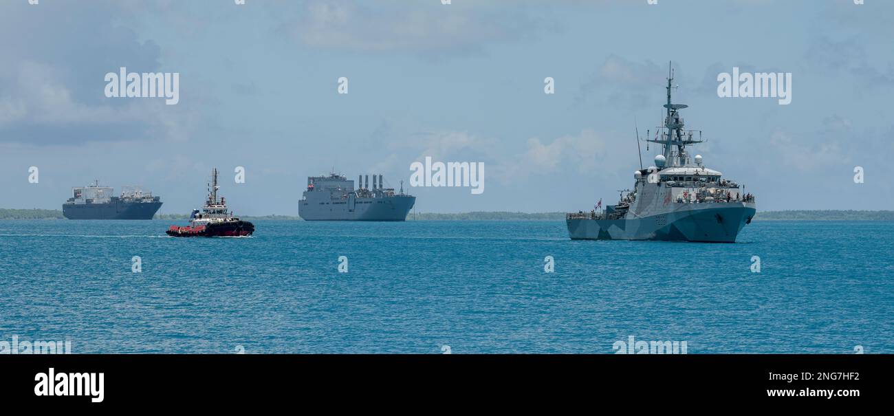230215-N-EJ241-1026 DIEGO GARCIA, territorio britannico dell'Oceano Indiano – HMS Tamar (P233), la quarta delle cinque navi di pattuglia offshore di classe fluviale Batch 2 gestite dalla Royal Navy, arriva a Diego Garcia per una visita al porto programmata il 15 febbraio 2023. La visita ha sottolineato l'importanza strategica di Diego Garcia per un indo-Pacifico libero e duraturo, abilitando la presenza, garantendo l'accesso e fornendo difesa ai beni comuni globali. (STATI UNITI Foto Navy di Mass Communication Specialist 2nd Class Jan David De Luna Mercado) Foto Stock