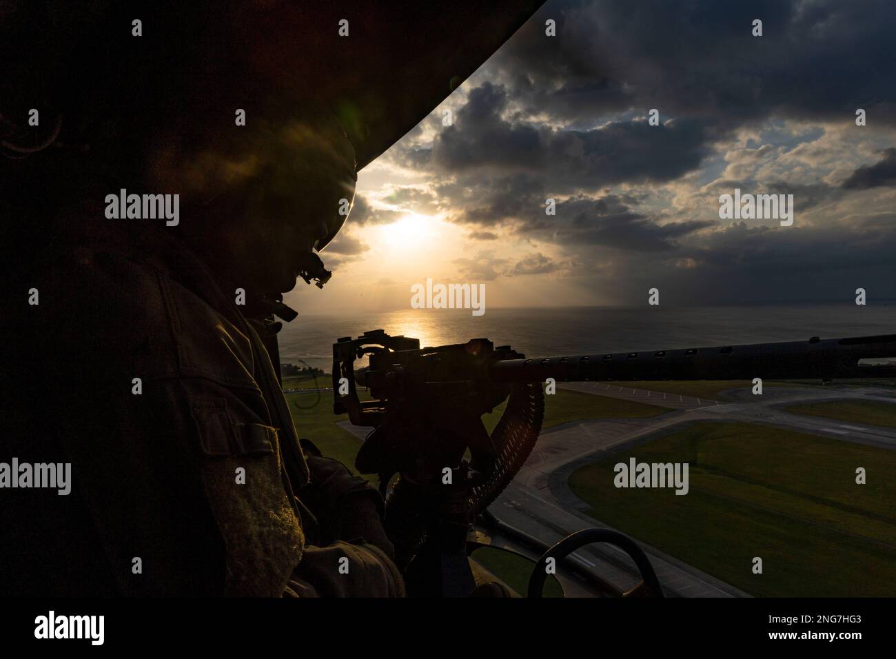 STATI UNITI Bernard McPherson, un capo dell'equipaggio con Marine Light Attack Helicopter Squadron (HMLA) 267, scandisce l'orizzonte durante un evento di addestramento dal vivo a sostegno di Jungle Warfare Exercise (JWX) 23,1 al largo della costa di Okinawa, Giappone, 17 febbraio 2023. JWX 23,1 è un'esercitazione di formazione sul campo su larga scala incentrata sull'utilizzo delle capacità integrate di partner congiunti e alleati per rafforzare la consapevolezza, le manovre e gli incendi in tutti i settori in un ambiente marittimo distribuito. (STATI UNITI Corpo marino foto di Lance CPL. Justin J. Marty) Foto Stock