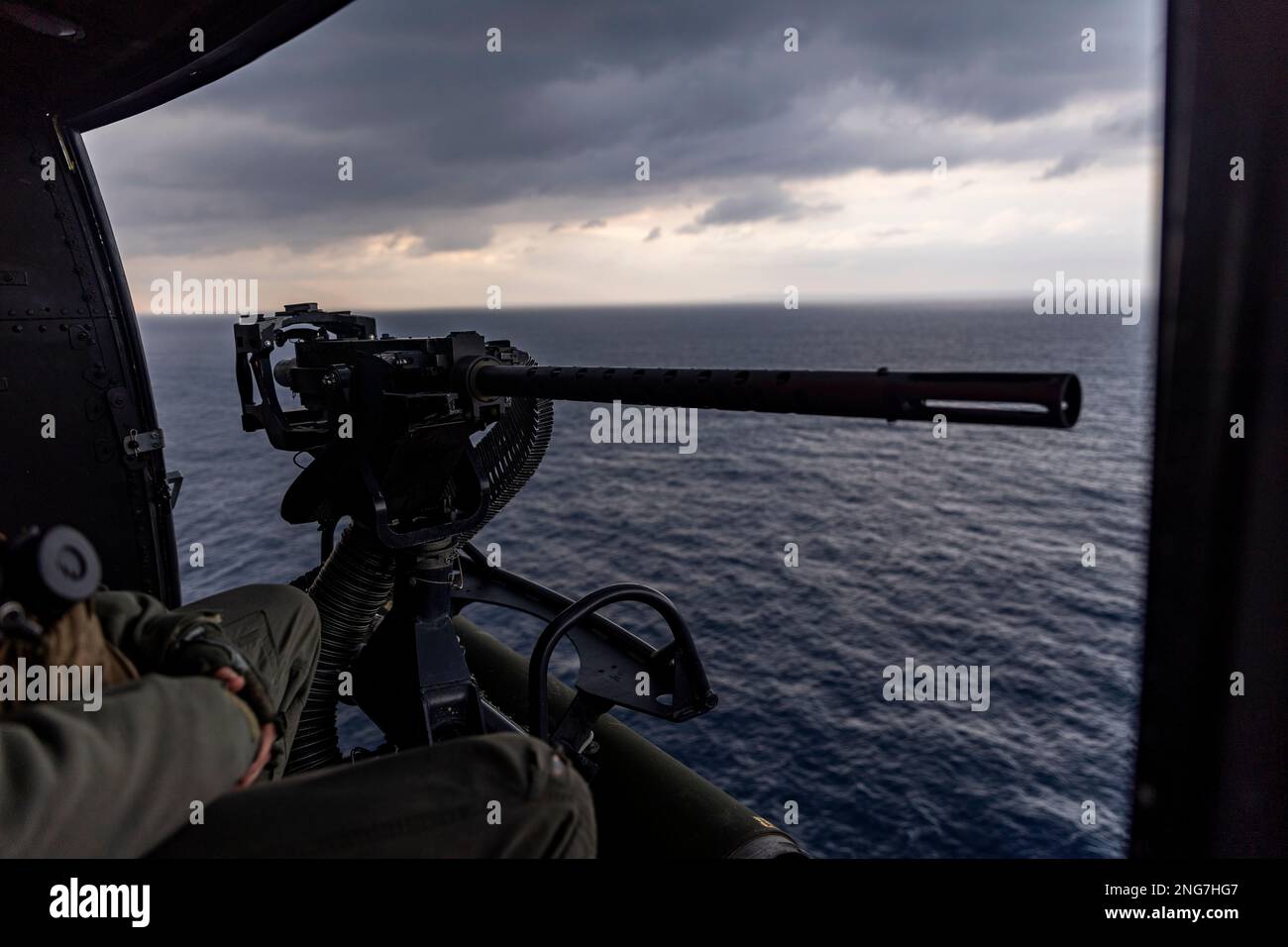 STATI UNITI Bernard McPherson, un capo dell'equipaggio con Marine Light Attack Helicopter Squadron (HMLA) 267, scandisce l'orizzonte durante un evento di addestramento dal vivo a sostegno di Jungle Warfare Exercise (JWX) 23,1 al largo della costa di Okinawa, Giappone, 17 febbraio 2023. JWX 23,1 è un'esercitazione di formazione sul campo su larga scala incentrata sull'utilizzo delle capacità integrate di partner congiunti e alleati per rafforzare la consapevolezza, le manovre e gli incendi in tutti i settori in un ambiente marittimo distribuito. (STATI UNITI Corpo marino foto di Lance CPL. Justin J. Marty) Foto Stock