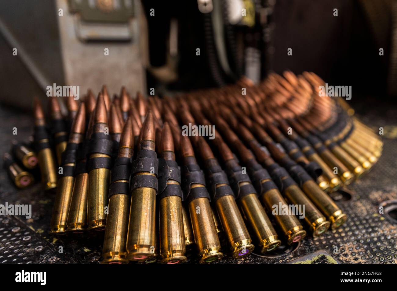 .50 munizioni calibro è messo in scena su un US Marine Corps UH-1Y elicottero Venom assegnato a Marine Light Attack Helicopter Squadron (HMLA) 267 nel corso di un evento di addestramento dal vivo a sostegno di Jungle Warfare Exercise (JWX) 23,1 presso la base aerea di Kadena, Okinawa, Giappone, 17 febbraio 2023. JWX 23,1 è un'esercitazione di formazione sul campo su larga scala incentrata sull'utilizzo delle capacità integrate di partner congiunti e alleati per rafforzare la consapevolezza, le manovre e gli incendi in tutti i settori in un ambiente marittimo distribuito. (STATI UNITI Corpo marino foto di Lance CPL. Justin J. Marty) Foto Stock