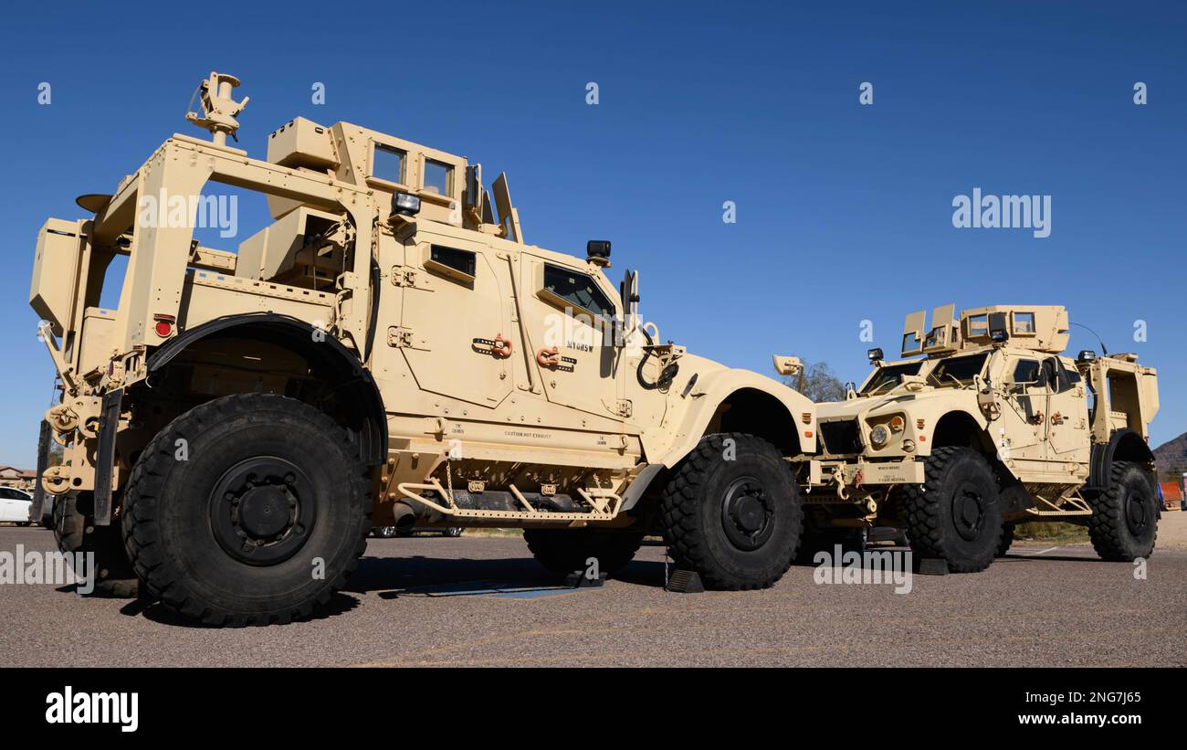 Veicoli All-Terrain protetti da imboscata resistenti alle mine (MATV) in mostra per la cerimonia di attivazione del 48th Explosives Ordnance Disposal Group (EOD) sotto la Guardia Nazionale dell'Armata dell'Arizona, 15 febbraio 2023, presso la riserva militare di Papago Park a Phoenix. I MATV sono uno dei tipi di veicoli utilizzati dalle unità EOD durante le missioni. (Foto della guardia nazionale dell'esercito dell'Arizona di Sgt. 1st Classe Brian A. Barbour) Foto Stock