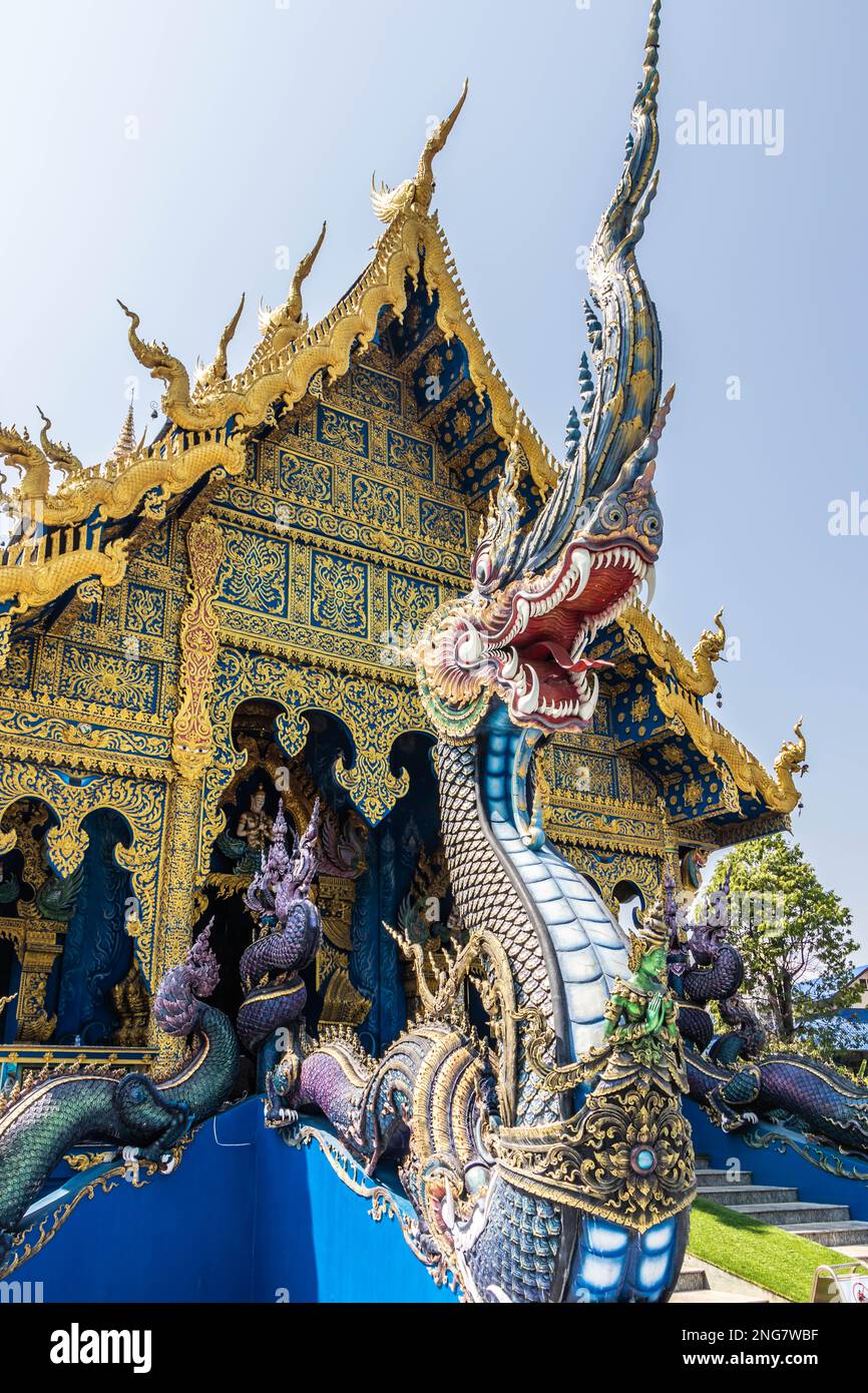 Naga, Tempio Blu, Wat Rong Suea Ten, Chiang Rai, Thailandia Foto Stock