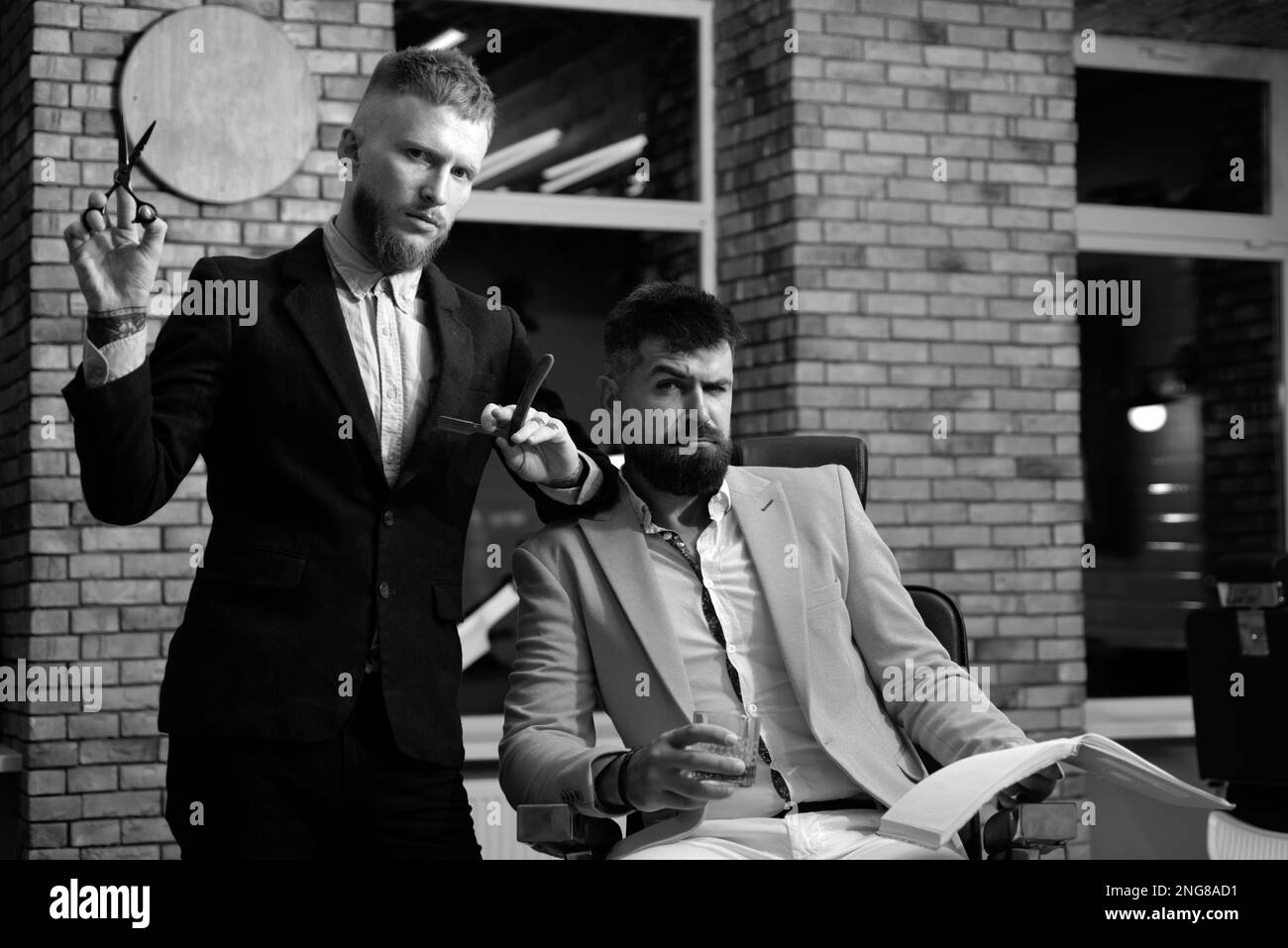 Moda uomo capelli. Coppia con forbici. Uomo bearded, stile maschio bearded,  barba dell'uomo. Forbici da barbiere e rasoio dritto, barbiere. Vintage  Foto stock - Alamy