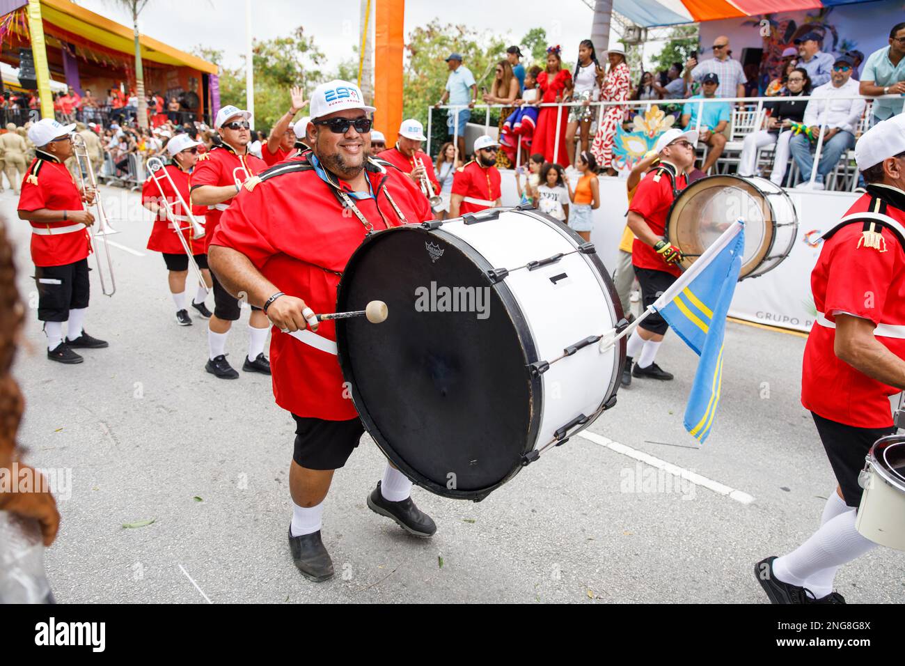 Immagini Stock - Uomo Nativo Defile In Costume Colorato All'evento Annuale  Di Carnevale Tradizionale Dominicano. Image 141310678