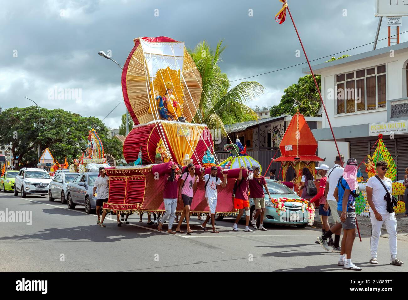 Mahashivratree pellegrini sulla loro strada per il lago sacro di Grand Bassin, distretto di Savane nel sud dell'isola di mauritius, febbraio 16th 2023 Foto Stock