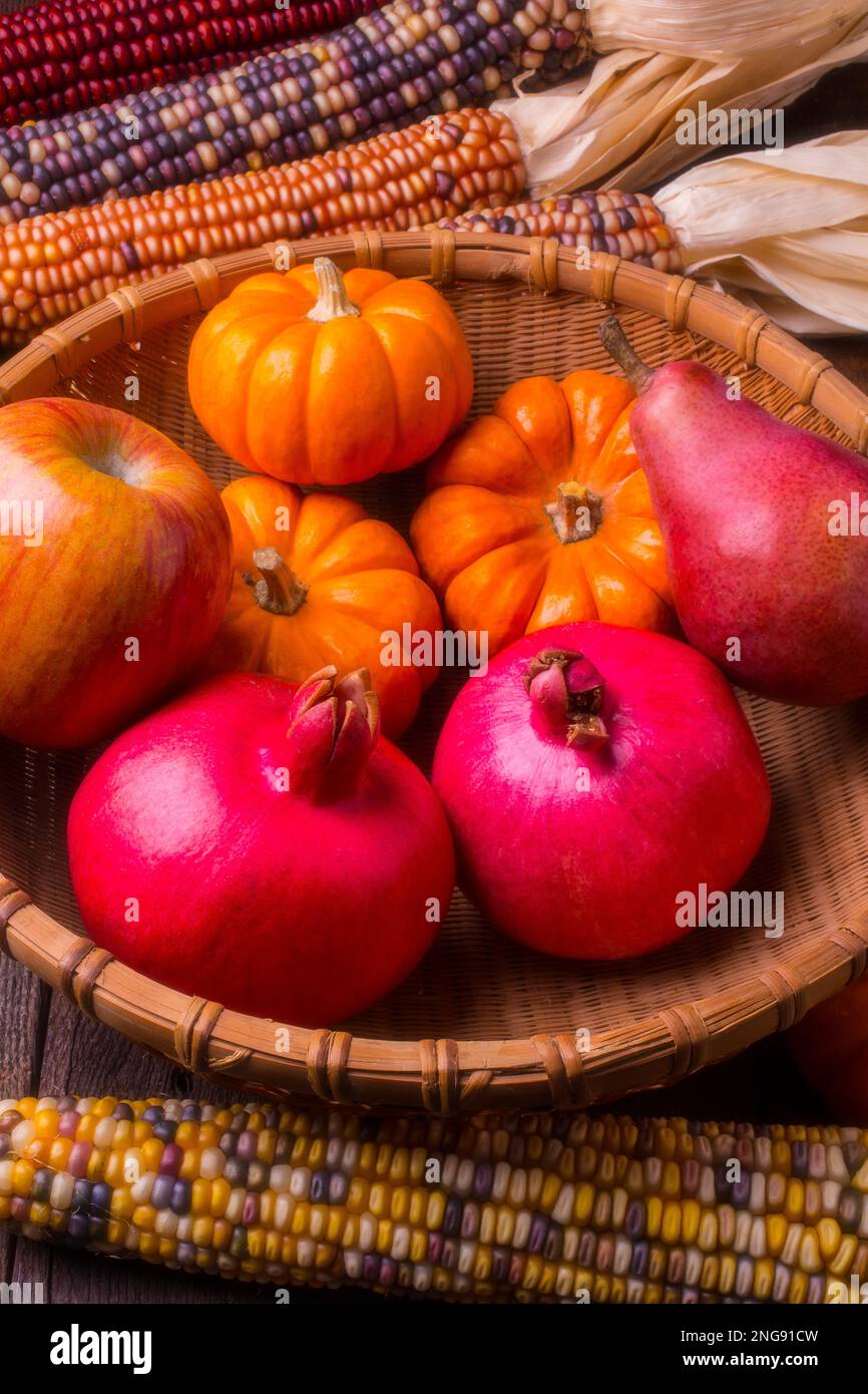 Cestino da raccolto autunnale con mais indiano Foto Stock