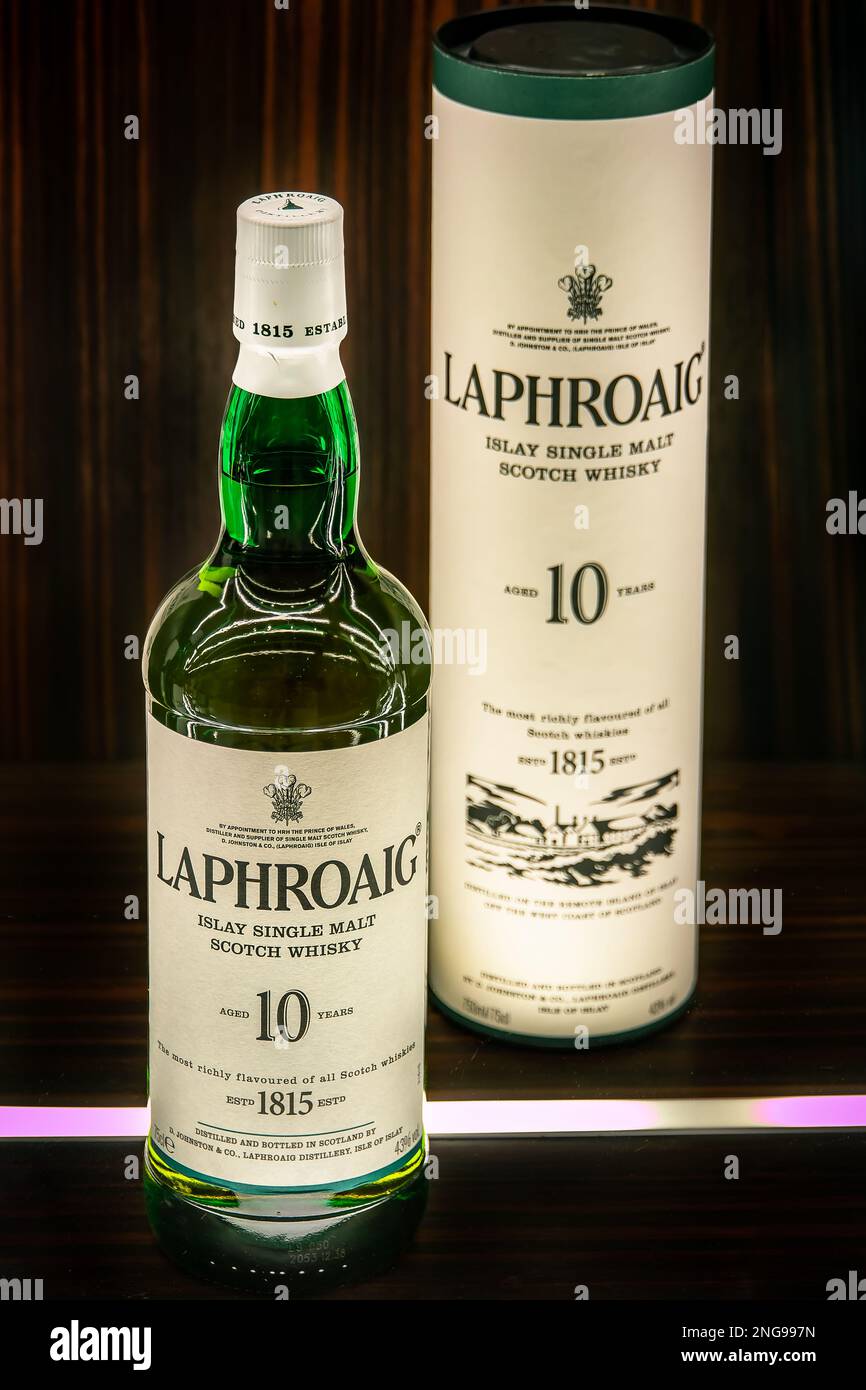 Laphroaig è un singolo malto scozzese che è stato invecchiato in botti di rovere per 10 anni. Molti lo considerano il whisky più affumicato. Foto Stock