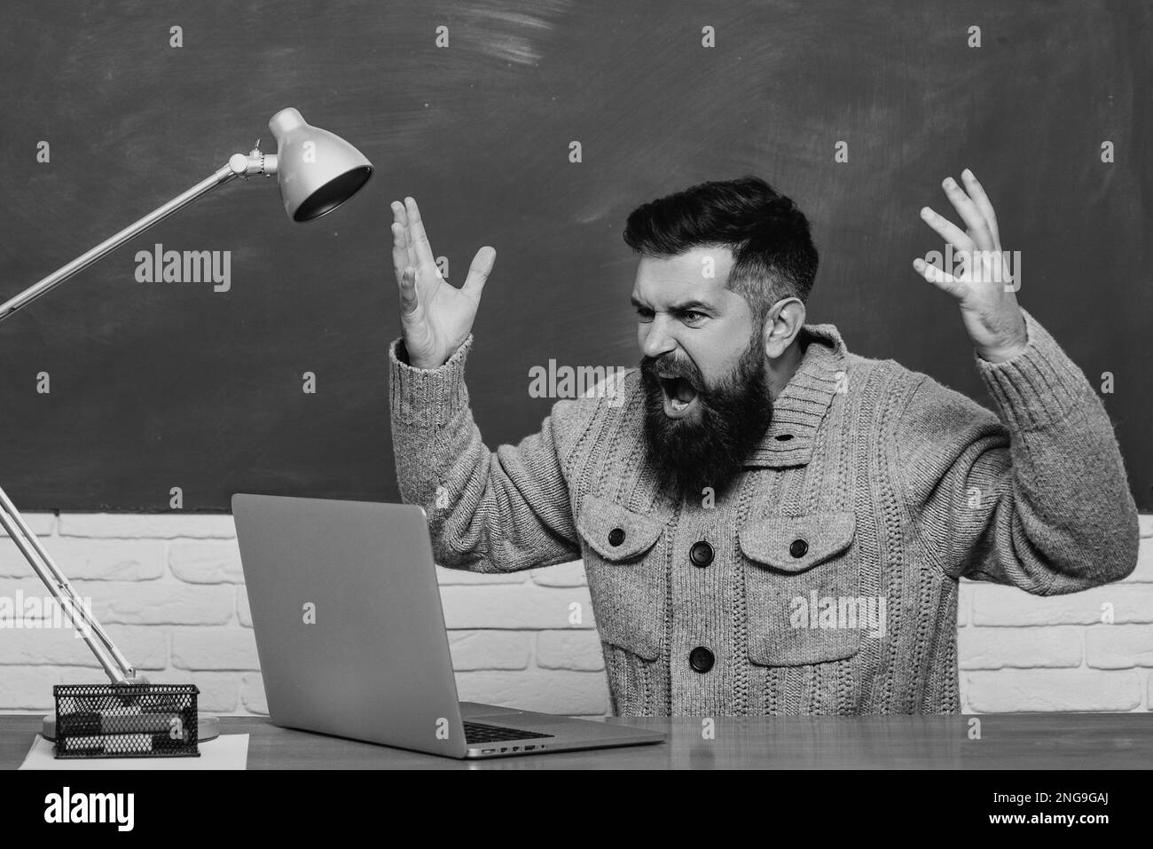 Studente che lavora su un computer portatile all'università. Preparazione per l'esame nel college. Studente che lavora su un computer portatile su alcune scale del campus preparandosi per un esame. Foto Stock