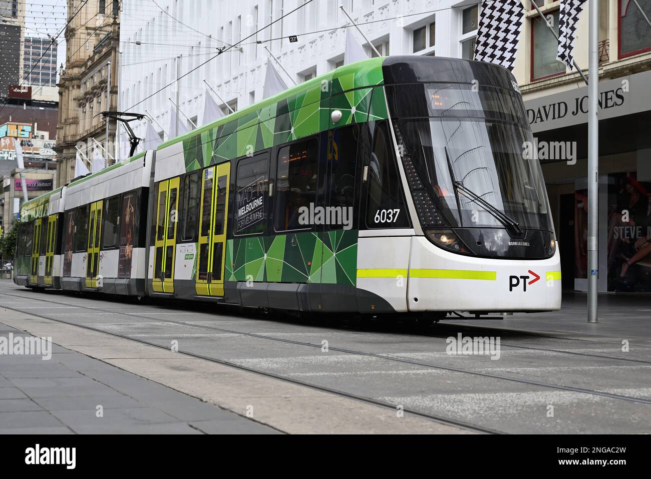 Basso colpo di un tram Bombardier Flexity (o classe e), gestito dai tram Yarra e caratterizzato dall'attuale livrea PTV, che attraversa il Burke St Mall Foto Stock