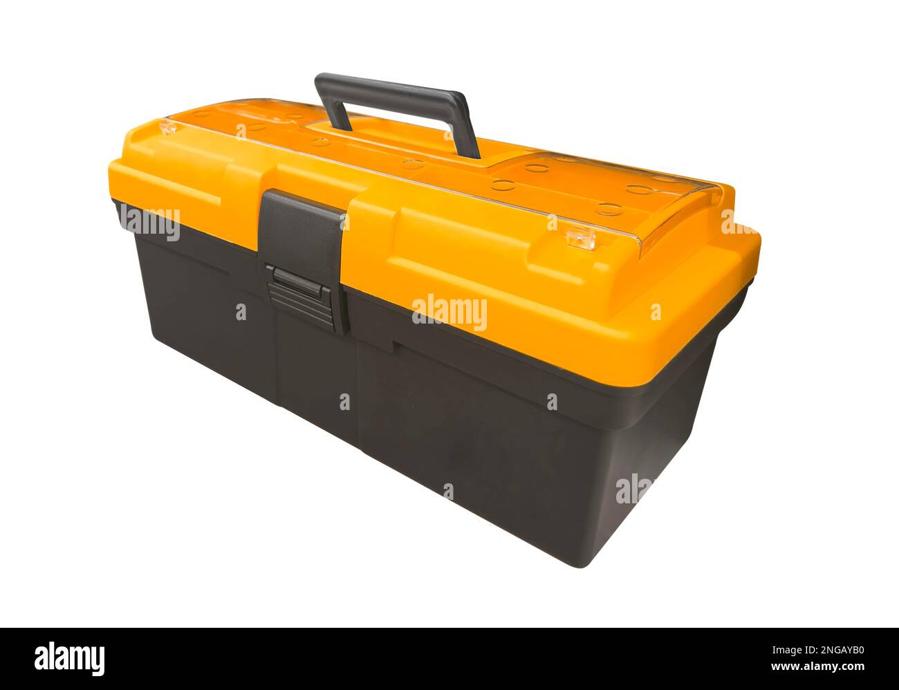 Scatola in plastica con serrature rosse per utensili di riparazione isolati su sfondo bianco. Toolbox isolato. Foto Stock
