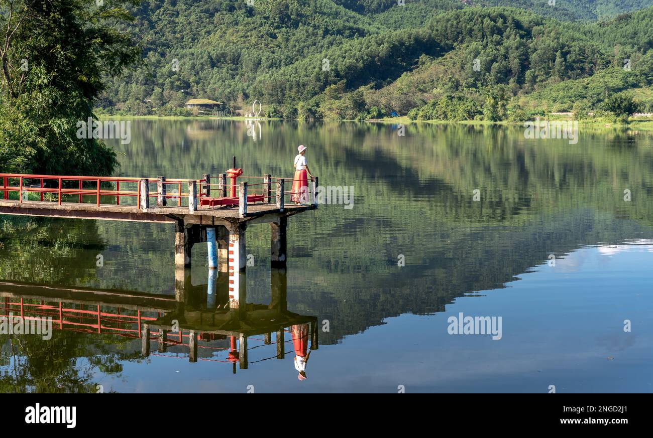 Impianti di irrigazione - diga di ritenzione idrica nella zona turistica di Little Village nel comune di Dien Khanh, provincia di Khanh Hoa, Vietnam Foto Stock