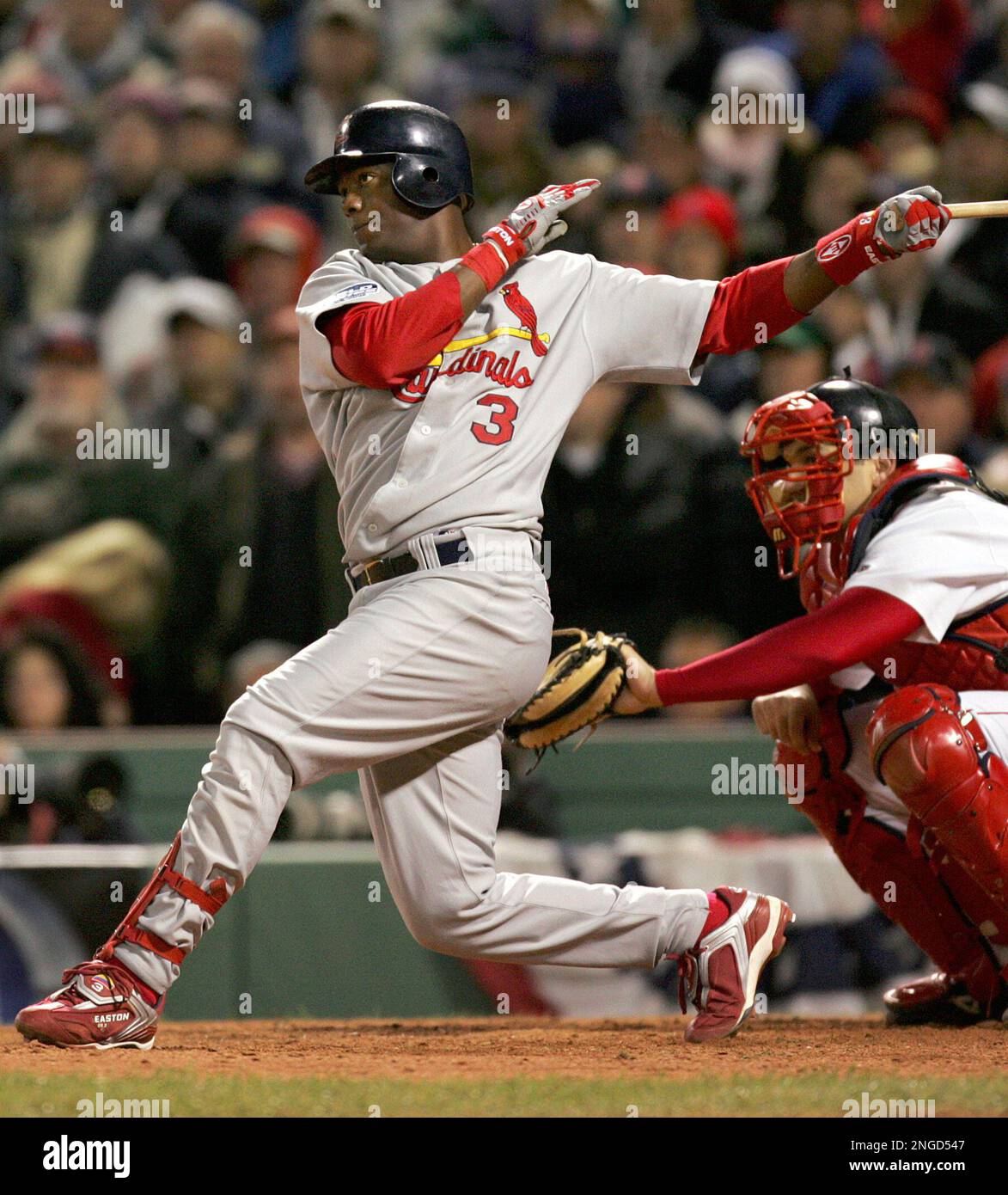 ** FILE ** St. Louis Cardinals shortstop Edgar Renteria swings at a pitch as Boston Red Sox catcher Jason Varitek, right, looks on, during Game 1 of the 2004 World Series at Boston's Fenway Park in this Oct. 23, 2004 file photo. Renteria told The Boston Globe Wednesday, Dec. 15, 2004, he has agreed to a $40 million, four-year contract with the Red Sox. (AP Photo/Winslow Townson, File) Foto Stock
