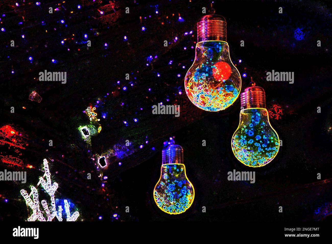 Ghirlanda di Natale di lampadine sugli alberi di Natale in effetti neon in colori scuri, il design di Capodanno e le vacanze Foto Stock