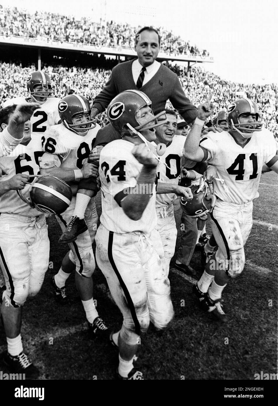 ** ADVANCE FOR WEEKEND JUNE 19-20 ** FILE ** Georgia Head footbal coach Vince Dooley is carried on the shoulders of his team members after they defeated Southern Methodist University 24-9 Dec. 31, 1966, in Dallas. Players are Ken Whiddon (65), Gary Adams (86), Kent Lawrence (24), and fullback Brad Johnson (41). Dooley became the most successful football coach in Georgia history, winning a national title and six Southeastern Conference championships. As athletic director, he built one of the country's most successful and diverse programs. And now, after 40 years, it's all coming to an end. Thro Foto Stock