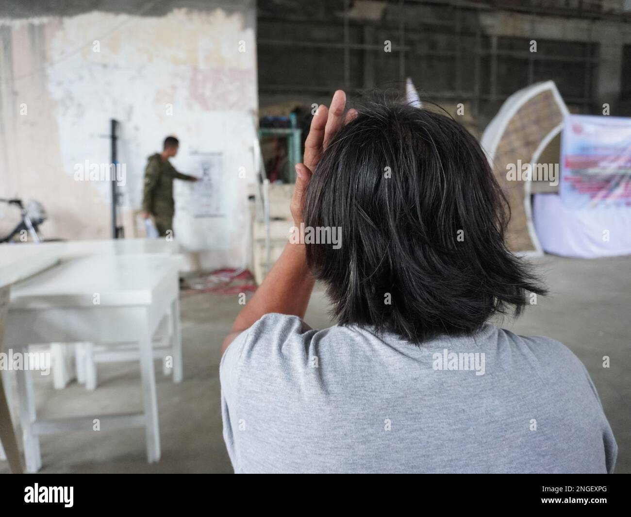 Palapag, Filippine. 18th febbraio, 2023. Soldati che assistono i pazienti durante la missione medica 26th Mindanao Humanitarian Volunteers for Peace (MHVP) nella città di Palapag nel Samar settentrionale. Il controllo visivo gratuito, l'operazione di cataratta e la missione medica hanno lo scopo di portare i servizi pubblici di base nelle aree lacerate dai conflitti nelle Filippine infestate dal gruppo comunista-terrorista NPA. (Credit Image: © Sherbien Dacalanio/Alamy Live News) Foto Stock