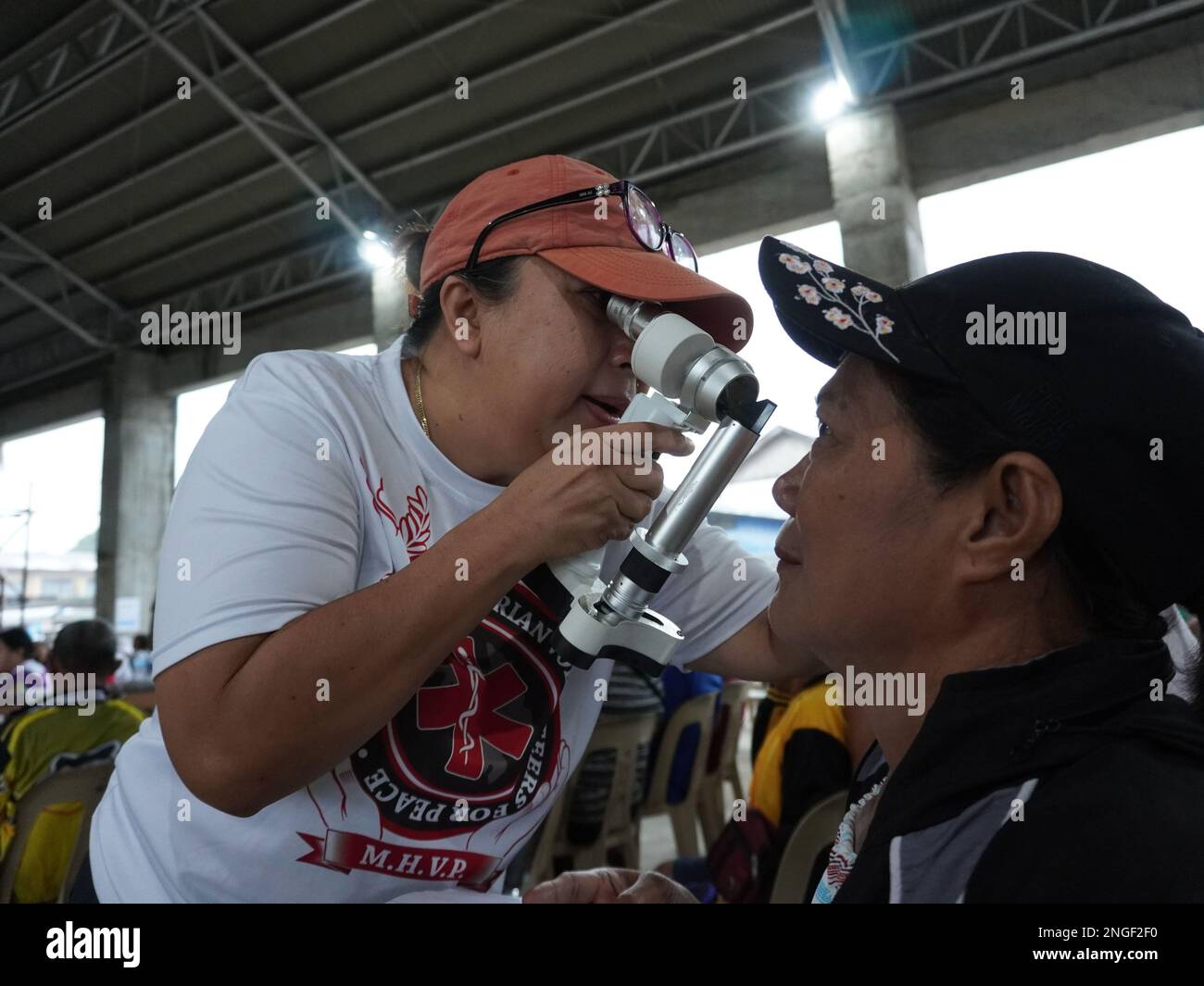 Palapag, Filippine. 18th febbraio, 2023. Soldati che assistono i pazienti durante la missione medica 26th Mindanao Humanitarian Volunteers for Peace (MHVP) nella città di Palapag nel Samar settentrionale. Il controllo visivo gratuito, l'operazione di cataratta e la missione medica hanno lo scopo di portare i servizi pubblici di base nelle aree lacerate dai conflitti nelle Filippine infestate dal gruppo comunista-terrorista NPA. (Credit Image: © Sherbien Dacalanio/Alamy Live News) Foto Stock