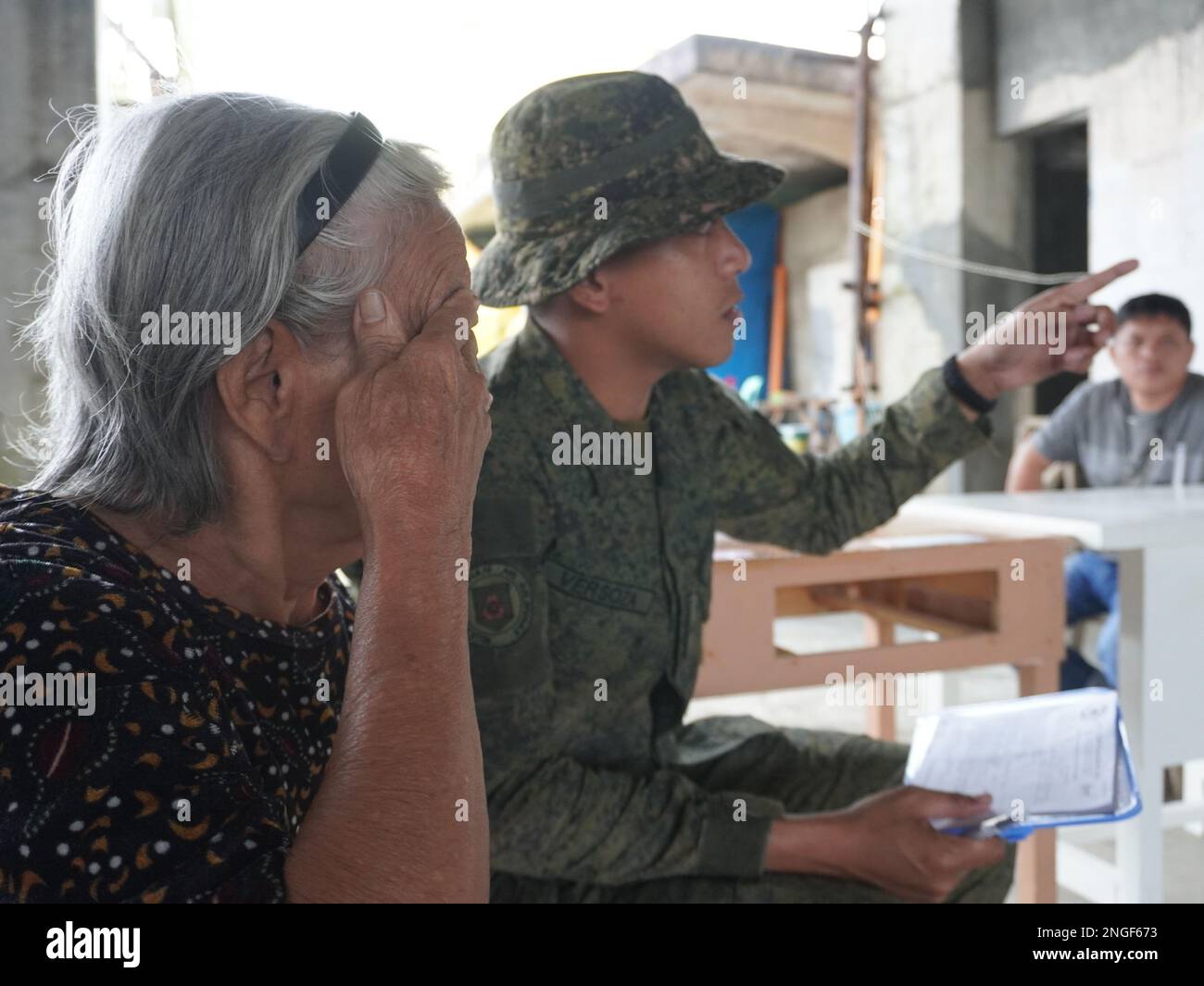 Palapag, Filippine. 18th febbraio, 2023. Soldati che assistono i pazienti durante la missione medica 26th Mindanao Humanitarian Volunteers for Peace (MHVP) nella città di Palapag nel Samar settentrionale. Il controllo visivo gratuito, l'operazione di cataratta e la missione medica hanno lo scopo di portare i servizi pubblici di base nelle aree lacerate dai conflitti nelle Filippine infestate dal gruppo comunista-terrorista NPA. (Credit Image: © Sherbien Dacalanio/Alamy Live News) Foto Stock