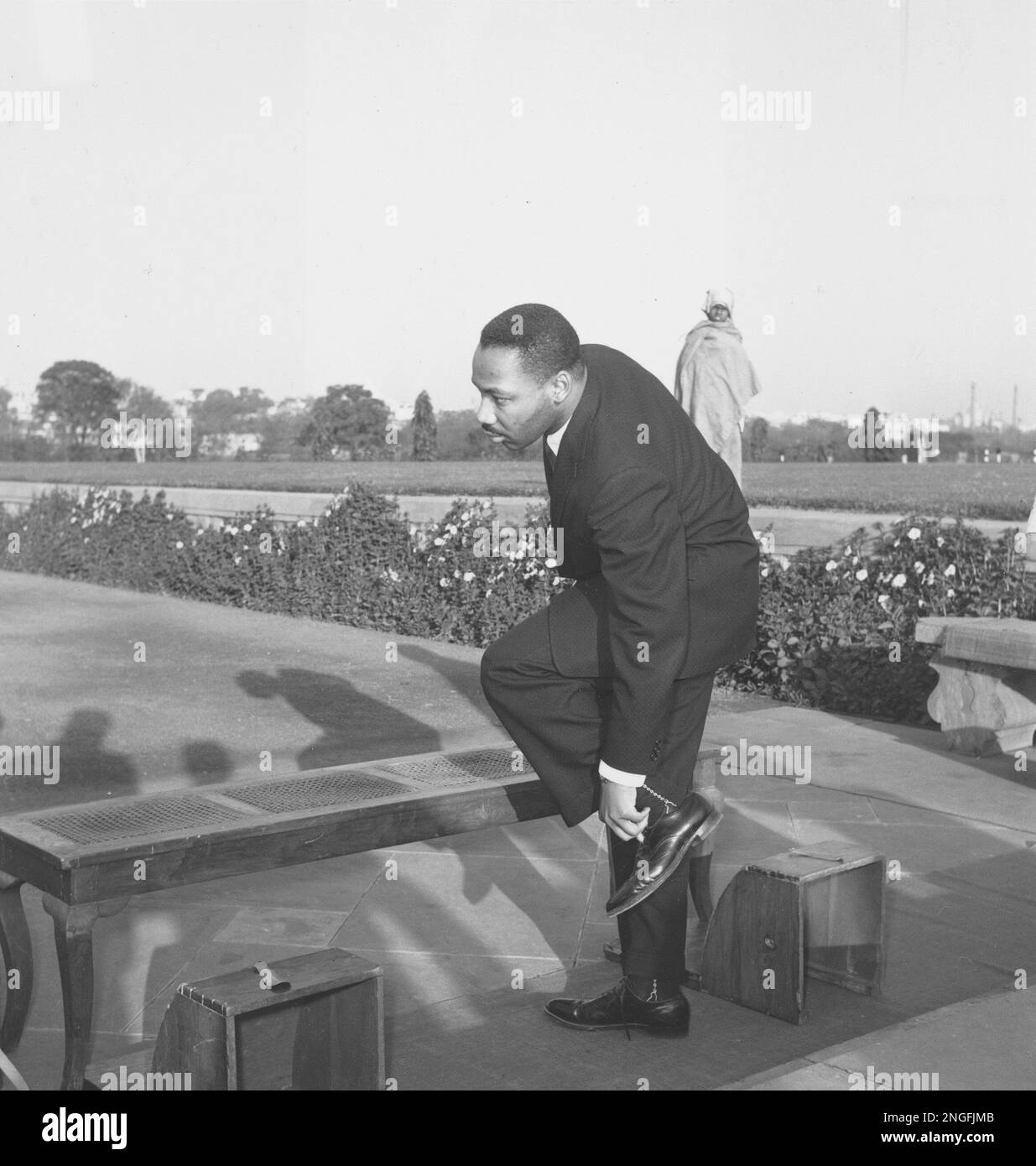 American civil rights leader Rev. Martin Luther King Jr. removes his shoes before entering Mahatma Gandhi's shrine in New Delhi, India, Feb. 11, 1959. (AP Photo) Foto Stock