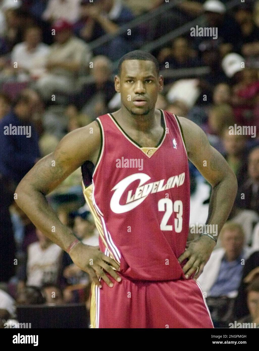 Cleveland Cavaliers rookie guard LeBron James (23) watches as the Detroit Pistons shoot a freethrow during the first quarter at the Palace in Auburn Hills, Mich., Tuesday, Oct. 7, 2003. (AP Photo/Carlos Osorio) Foto Stock