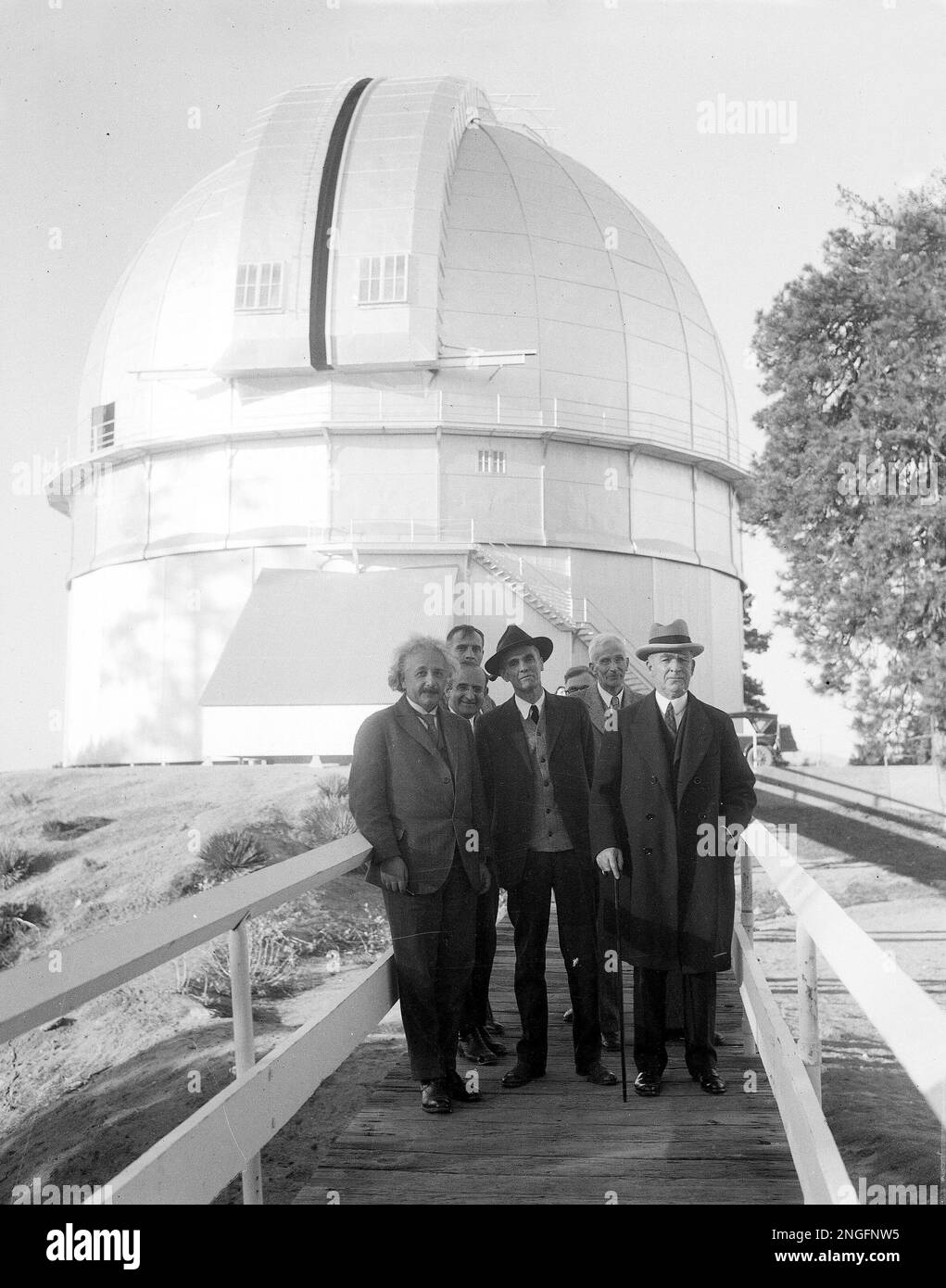 Dr. Albert Einstein, left, poses with fellow scientists after visiting the world's largest telescope at Mount Wilson Observatory near Los Angeles, Calif., on January 31, 1931. With him are Dr. Walter S. Adams, center director of the Observatory, and Dr. William Wallace Campbell, Lick Observatory astronomer and former president of the University of California, others are unidentified. (AP Photo) Foto Stock
