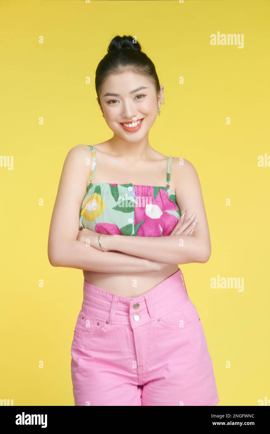 Bella giovane donna asiatica che indossa abiti casual felice faccia sorridente con braccia incrociate Foto Stock