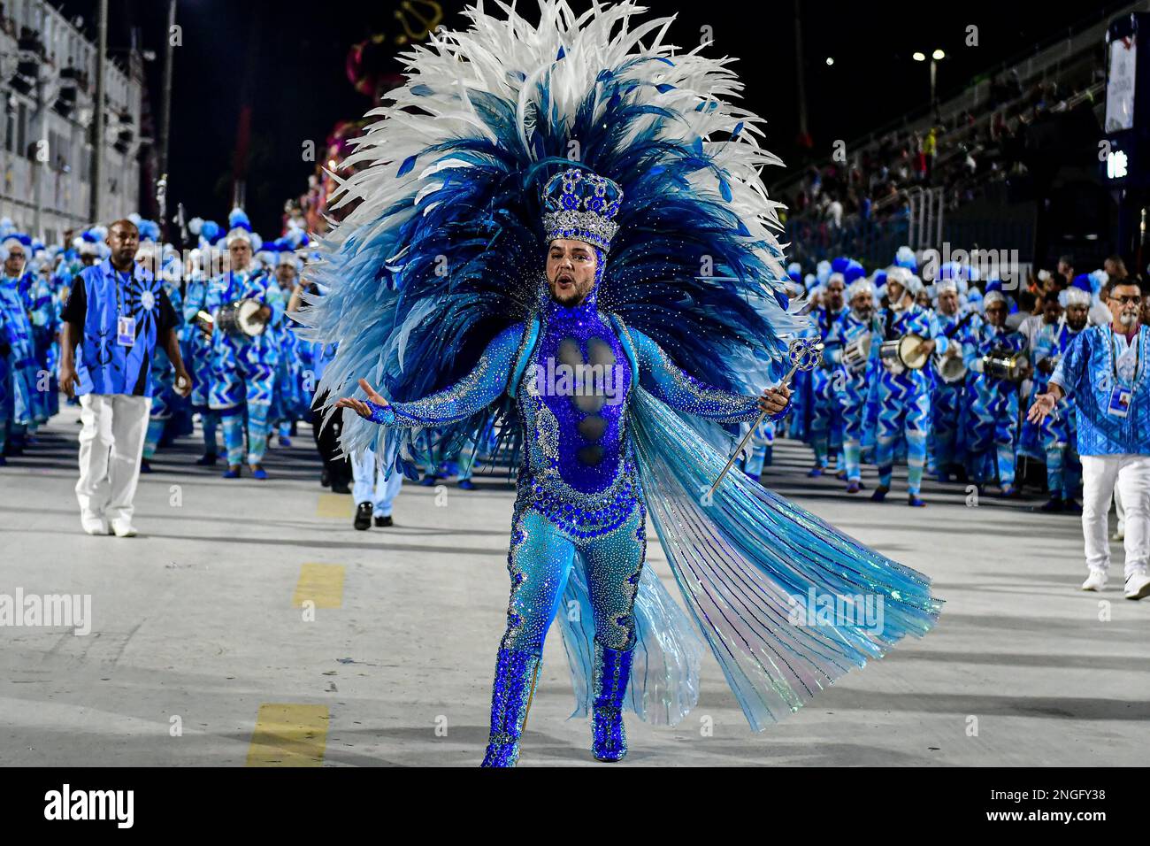 Rio de Janeiro, Brasile. 18th Feb, 2023. RJ - Rio de Janeiro - 02/17/2023 - CARNEVALE RIO 2023, SERIE D'ORO SAMBA SCHOOL PARADE - Juarez Souza King of the Drums of the Academicos de Niteroi Samba School durante una presentazione alla sfilata della serie d'oro a Rio de Janeiro al Marques Sambadrome di Sapuhai questo Venerdì (17)./Sipa USA Credit: Sipa USA/Alamy Live News Foto Stock