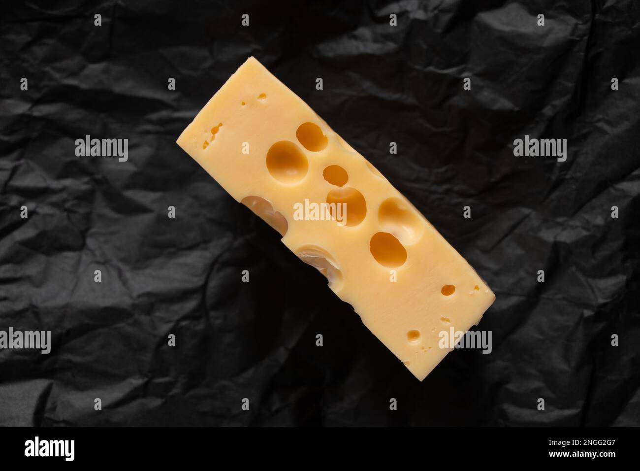 pezzo di formaggio con buchi su sfondo isolato primo piano Foto Stock
