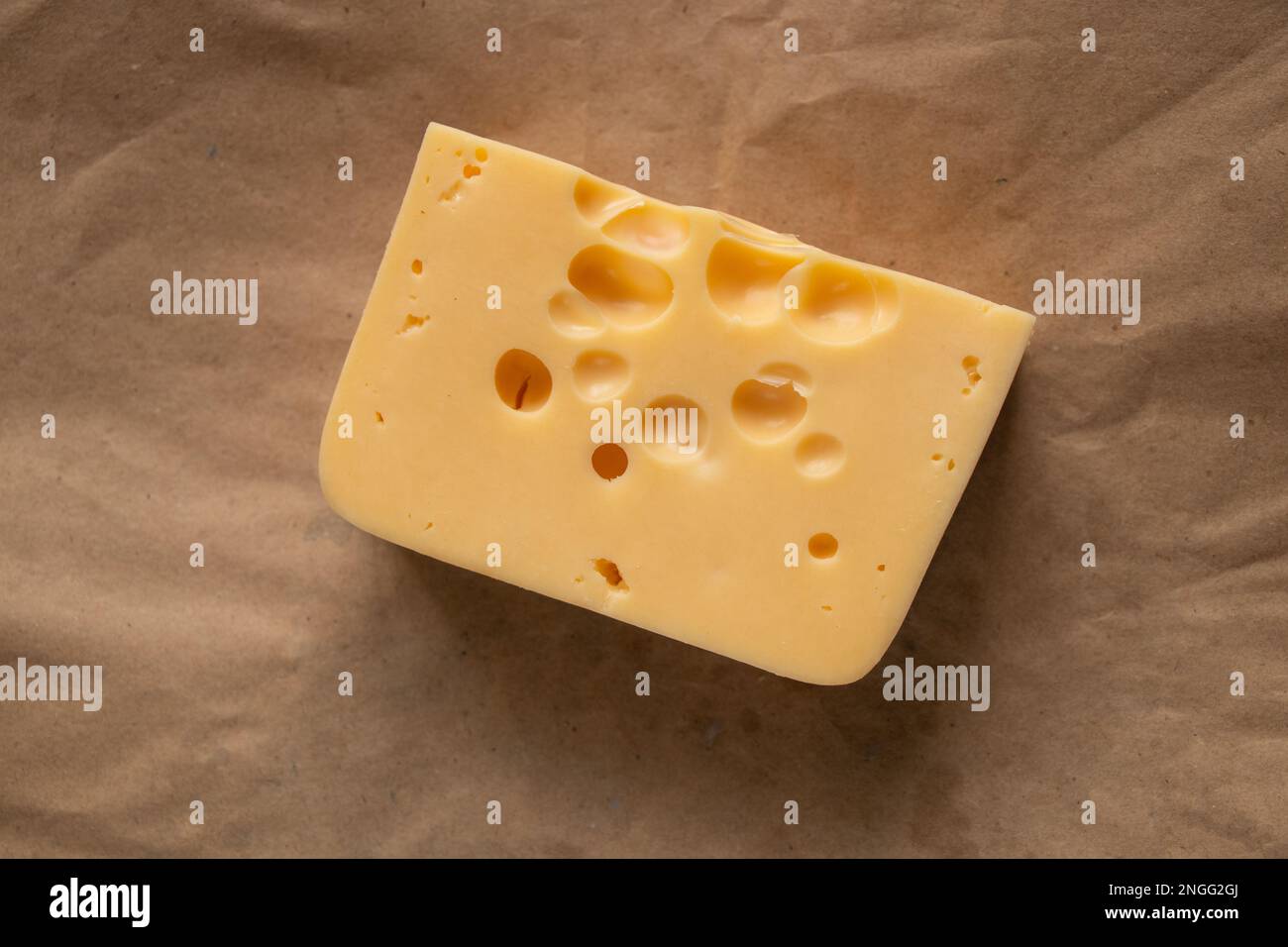 pezzo di formaggio con buchi su sfondo isolato primo piano Foto Stock