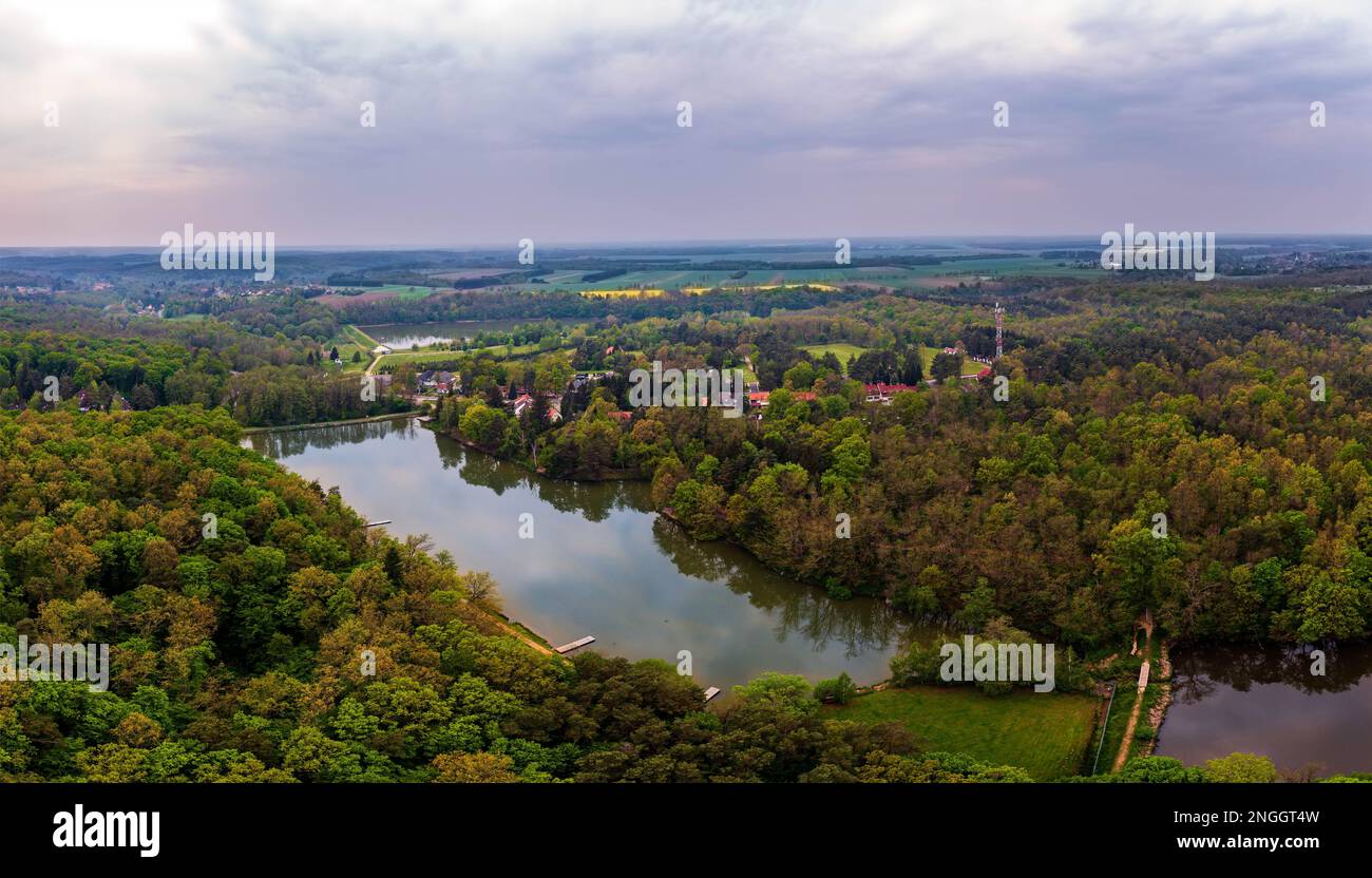Lago Vadasa nel villaggio di Hegyhatszentjakab. Parte del Parco Nazionale Orseg in Ungheria. Foto Stock