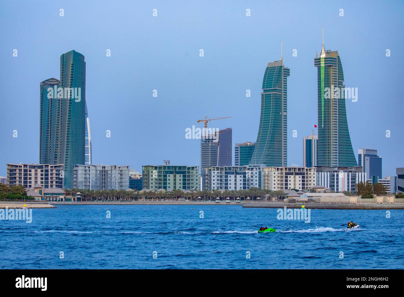 Skyline di Manama dal Golfo Persico. Il Regno del Bahrein Foto Stock
