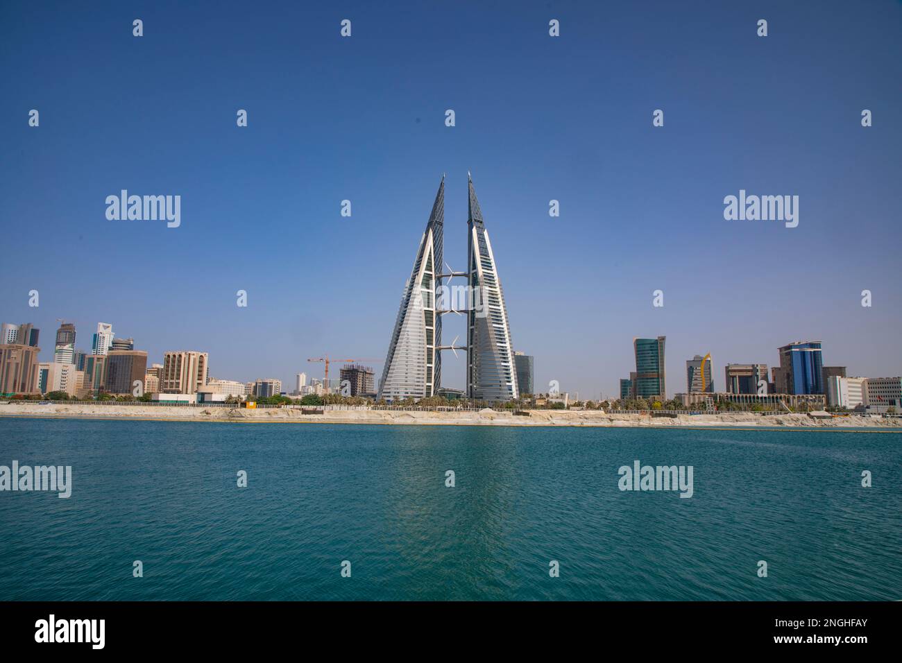 Skyline di Manama dal Golfo Persico. Il Regno del Bahrein Foto Stock