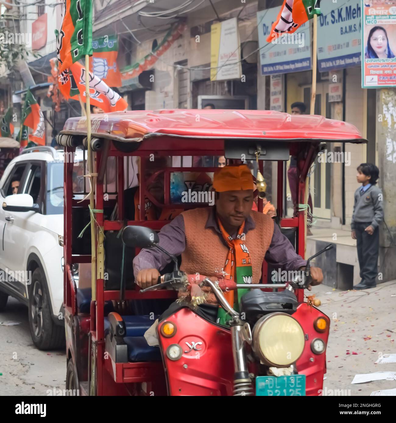 Delhi, India, 02 2022 dicembre -Bharatiya Janata Party (BJP) sostenitore durante la mega Road show a sostegno del candidato BJP Pankaj Luthara per archiviare nomina Foto Stock