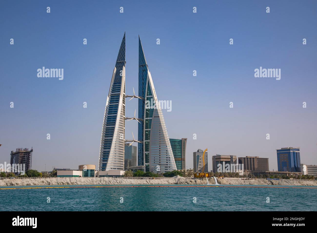 Skyline di Manama dal Golfo Persico. Il Regno del Bahrein Foto Stock