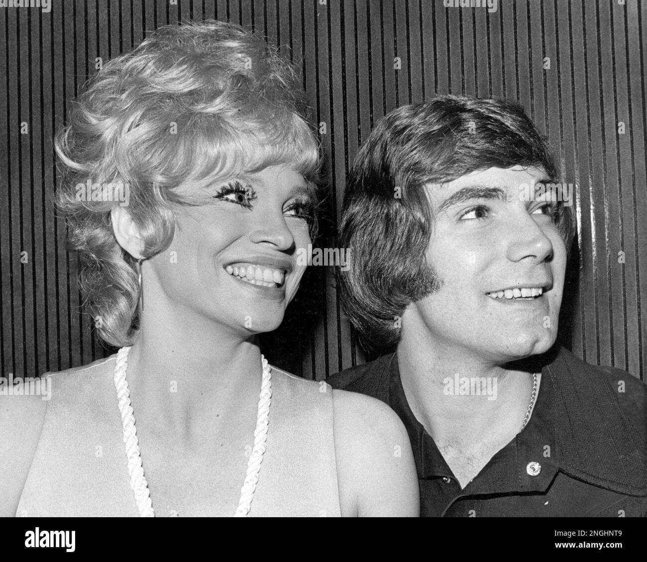 Singer-dancer Juliet Prowse poses with John McCook, an actor-singer in her nightclub act, after her opening at a nightclub in Los Angeles, Ca., Wednesday, Feb. 17, 1972. (AP Photo) Foto Stock