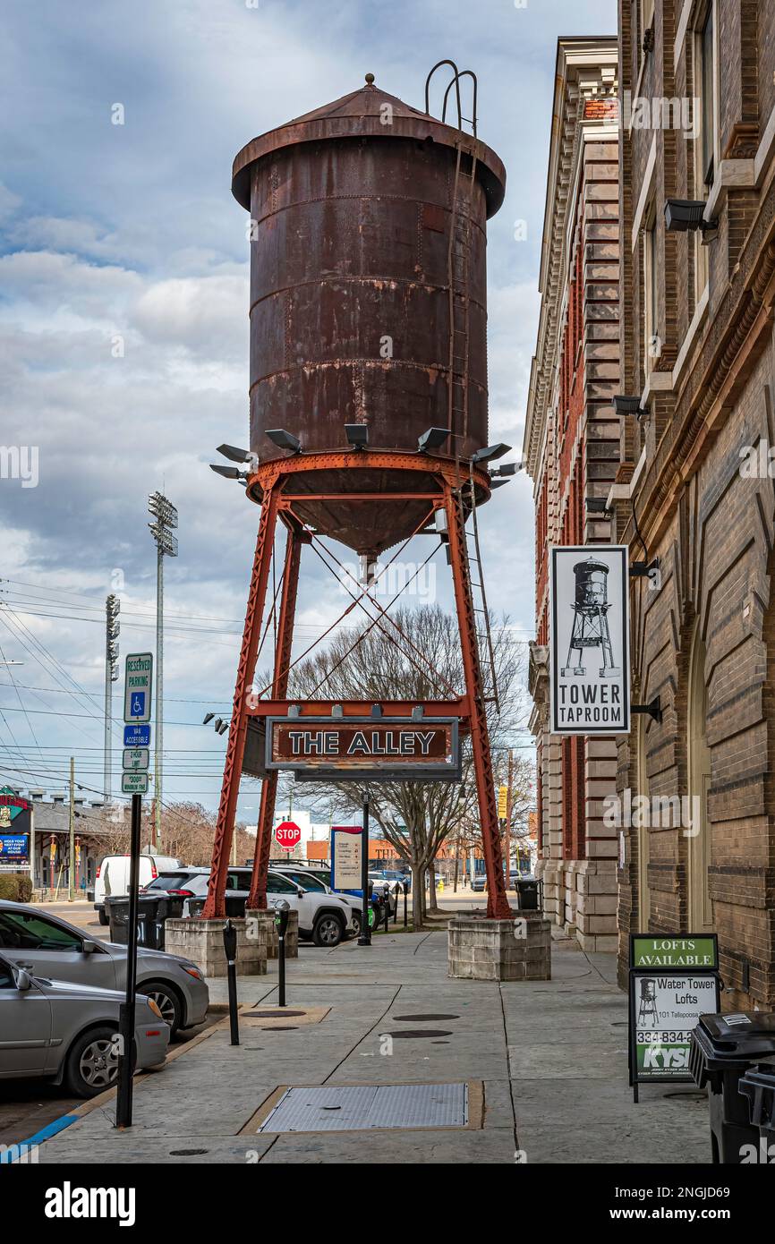 Montgomery, Alabama, USA-7 febbraio 2023: La Alley Tower si trova nel quartiere dei divertimenti del centro di Montgomery vicino al lungofiume. Foto Stock