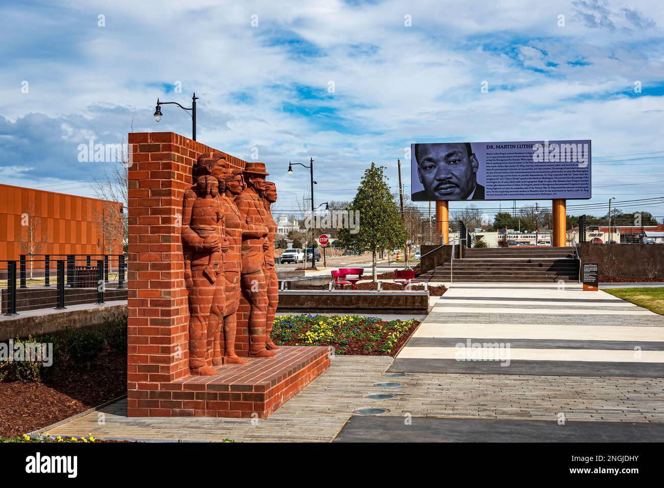 Montgomery, Alabama, USA-7 febbraio 2023: Opere d'arte in mattoni che onorano gli attivisti dei diritti civili con cartellone che onorano il Dr. Martin Luther King Jr. Su Legacy Foto Stock