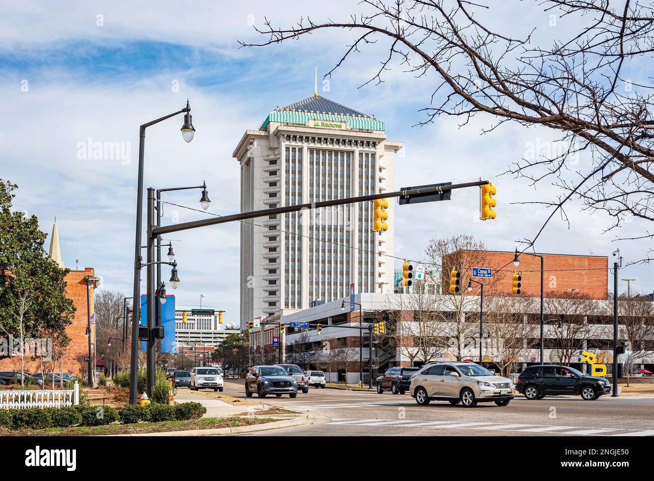 Montgomery, Alabama, USA-7 febbraio 2023: Paesaggio urbano del centro di Montgomery con la RSA Tower visibile sullo sfondo. La RSA è stata costruita nel 1996 da Foto Stock