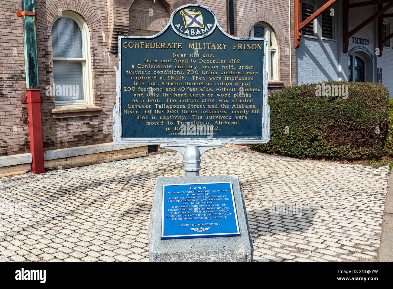 Montgomery, Alabama, USA-7 febbraio 2023: Marcatore storico che comemora il carcere militare confederato vicino a questo sito al Riverwalk Stadium di histo Foto Stock